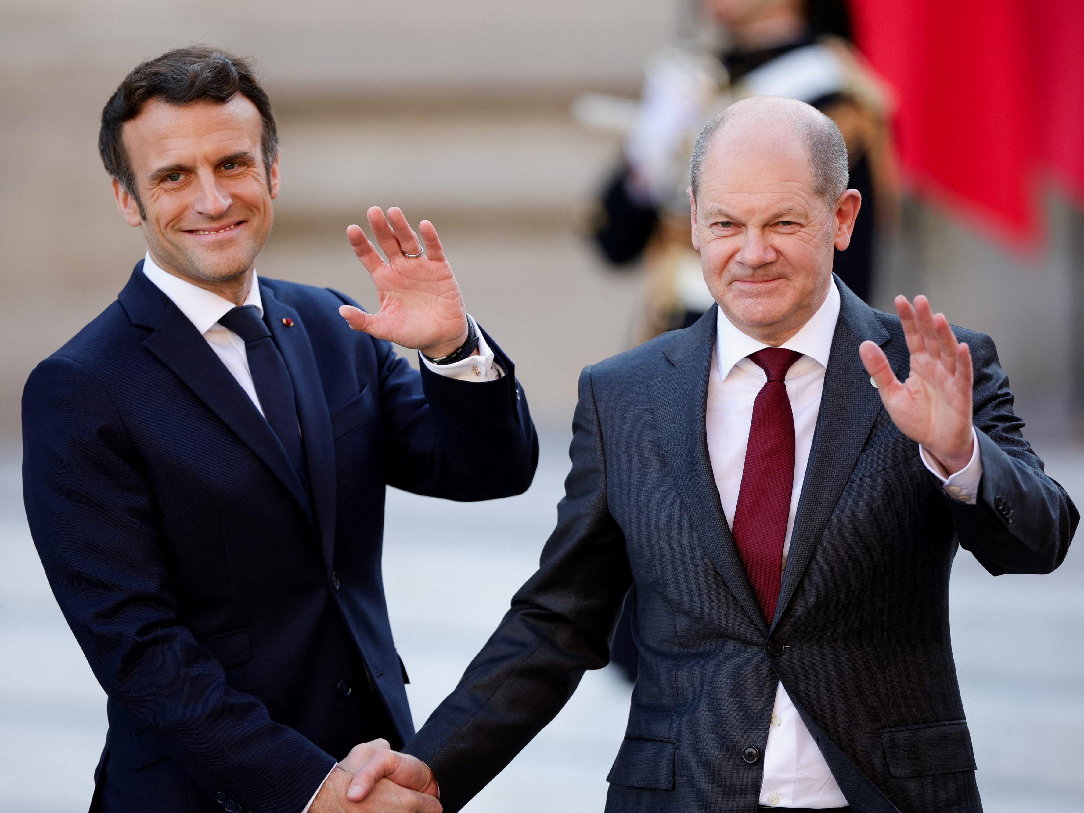 Der französische Präsident Emmanuel Macron und der deutsche Bundeskanzler Olaf Scholz forderten Putin zum Waffenstillstand auf.