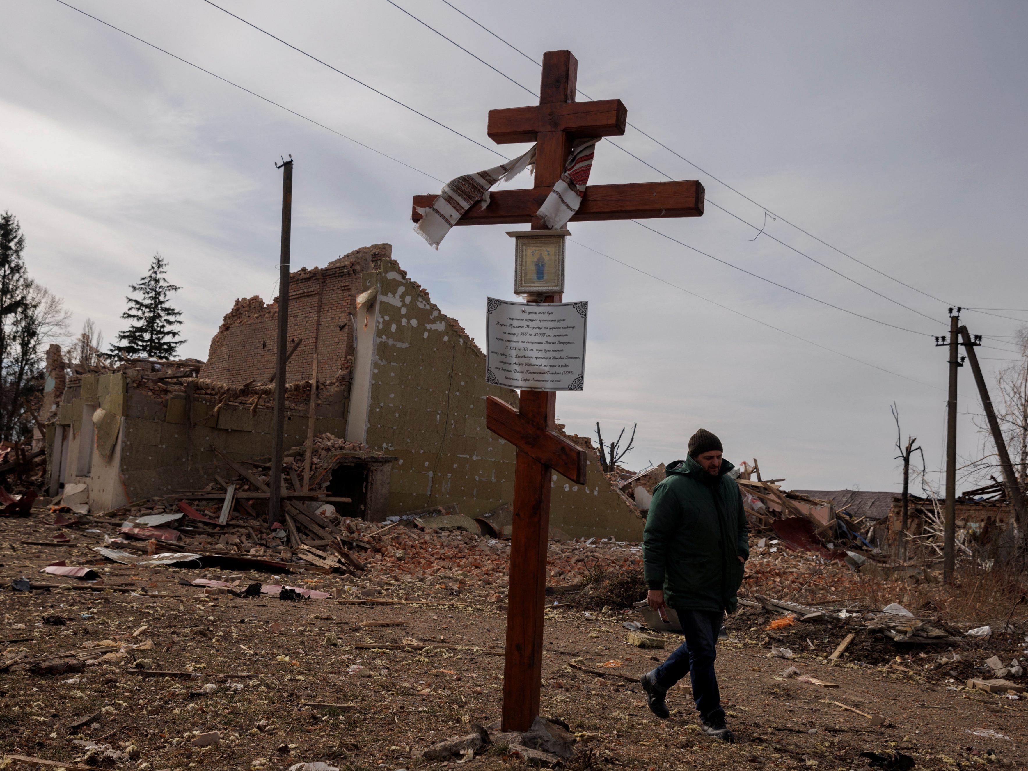 Ein Mann geht durch die zerstörten Straßen des ukrainischen Dorfes Byshiw außerhalb Kiews.