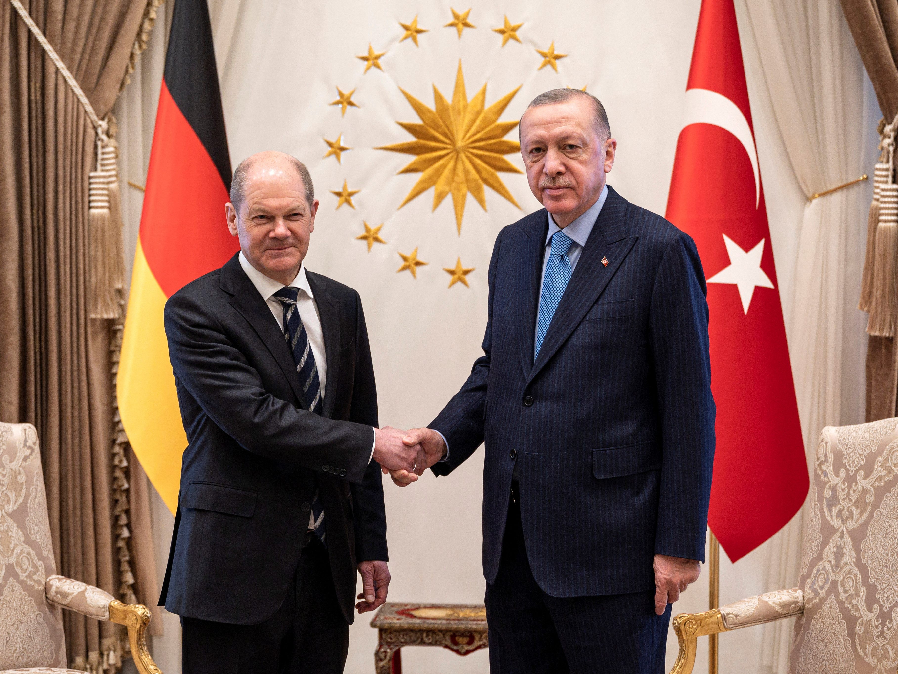 Scholz und Erdogan fordern Waffenstillstand.