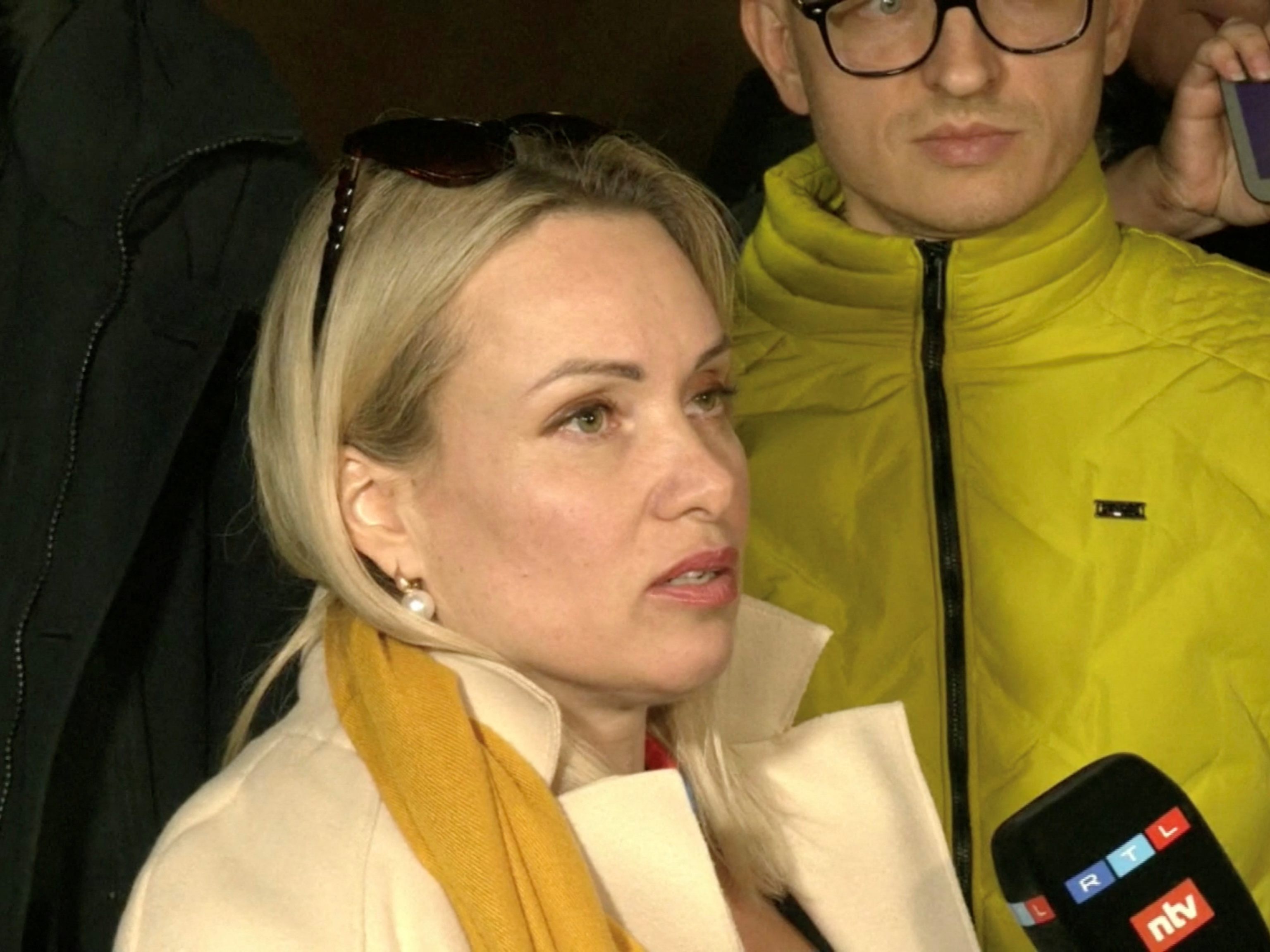 Owsjannikowa war nach ihrer Protestaktion festgenommen und kurz drauf zu einer Geldstrafe verurteilt worden. Owsjannikowa war nach ihrer Protestaktion festgenommen und kurz drauf zu einer Geldstrafe verurteilt worden.