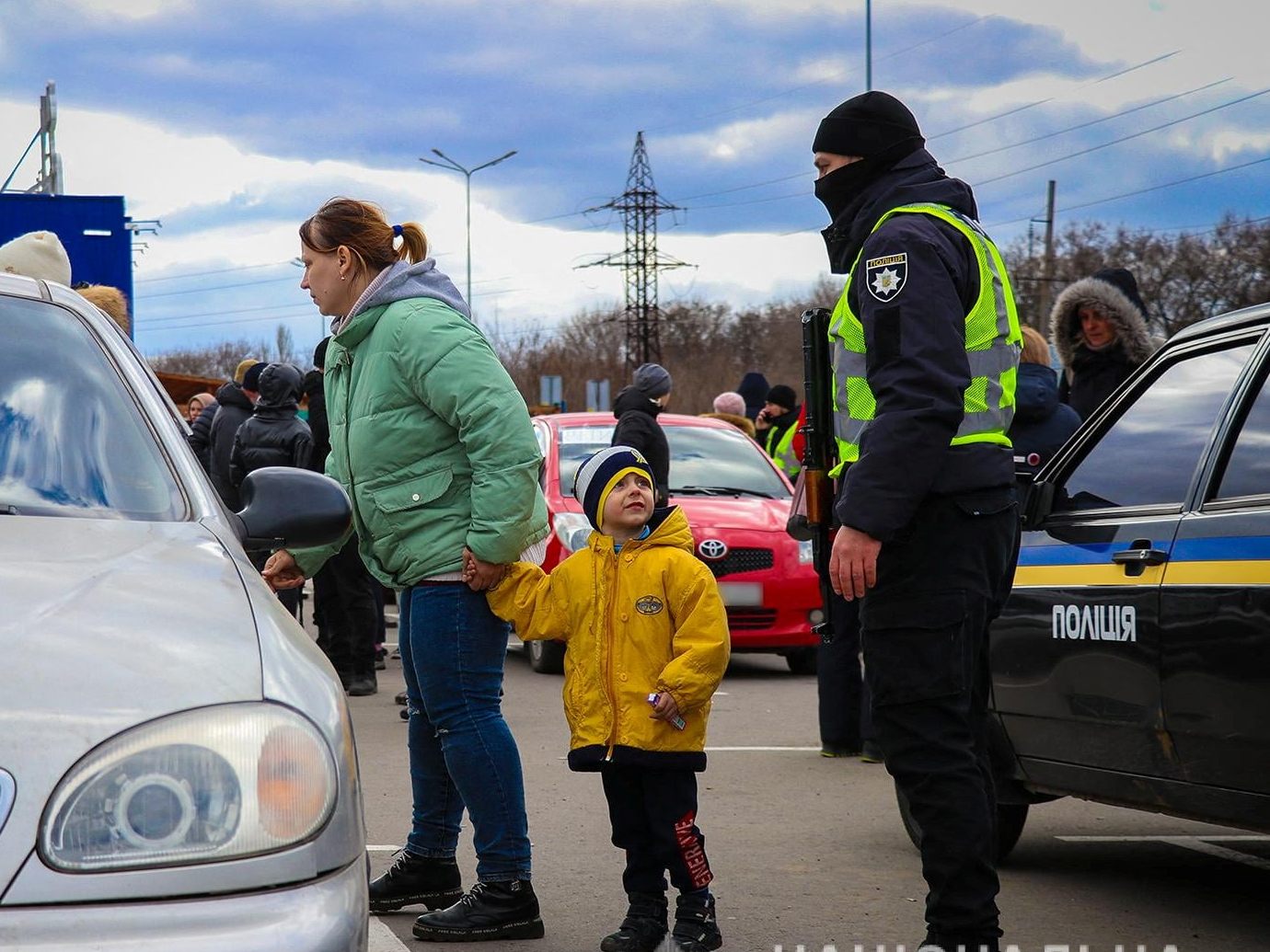Zahlreiche Menschen verließen in Privatautos die Stadt Mariupol - trotz Beschusses.