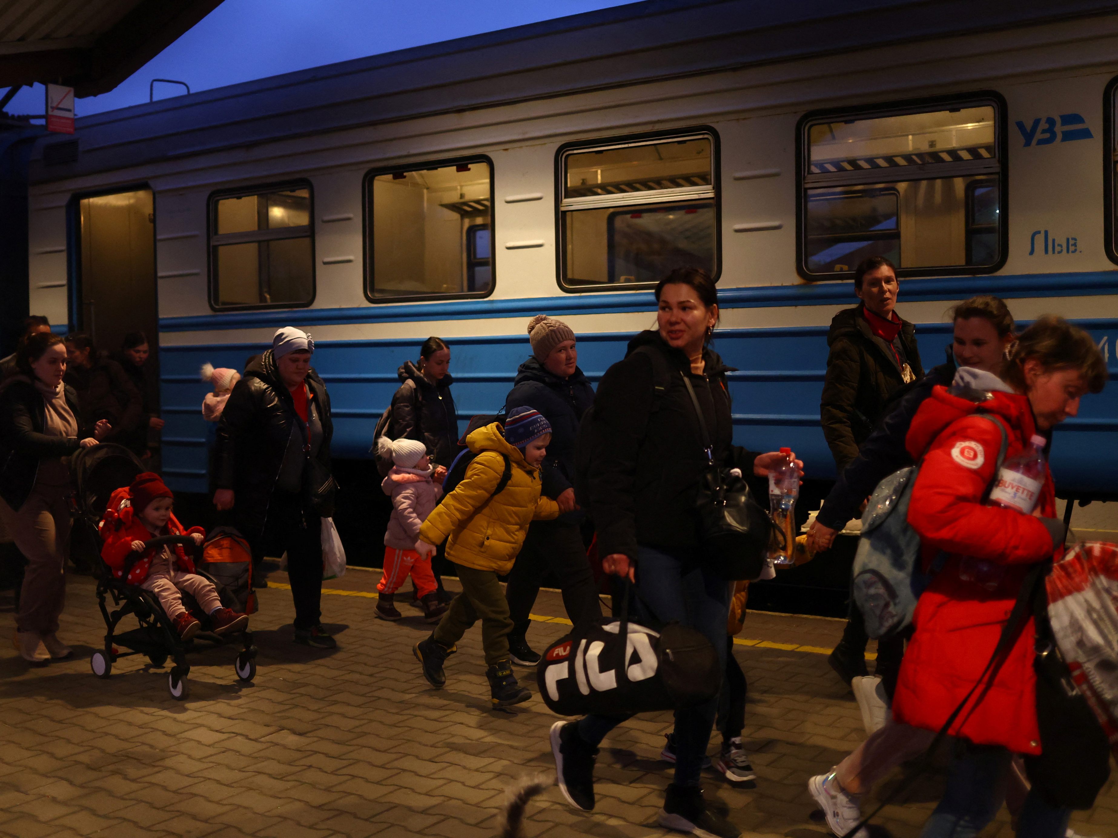 Allein am Mittwoch kamen rund 30.000 Menschen über Grenze nach Polen. Allein am Mittwoch kamen rund 30.000 Menschen über Grenze nach Polen.