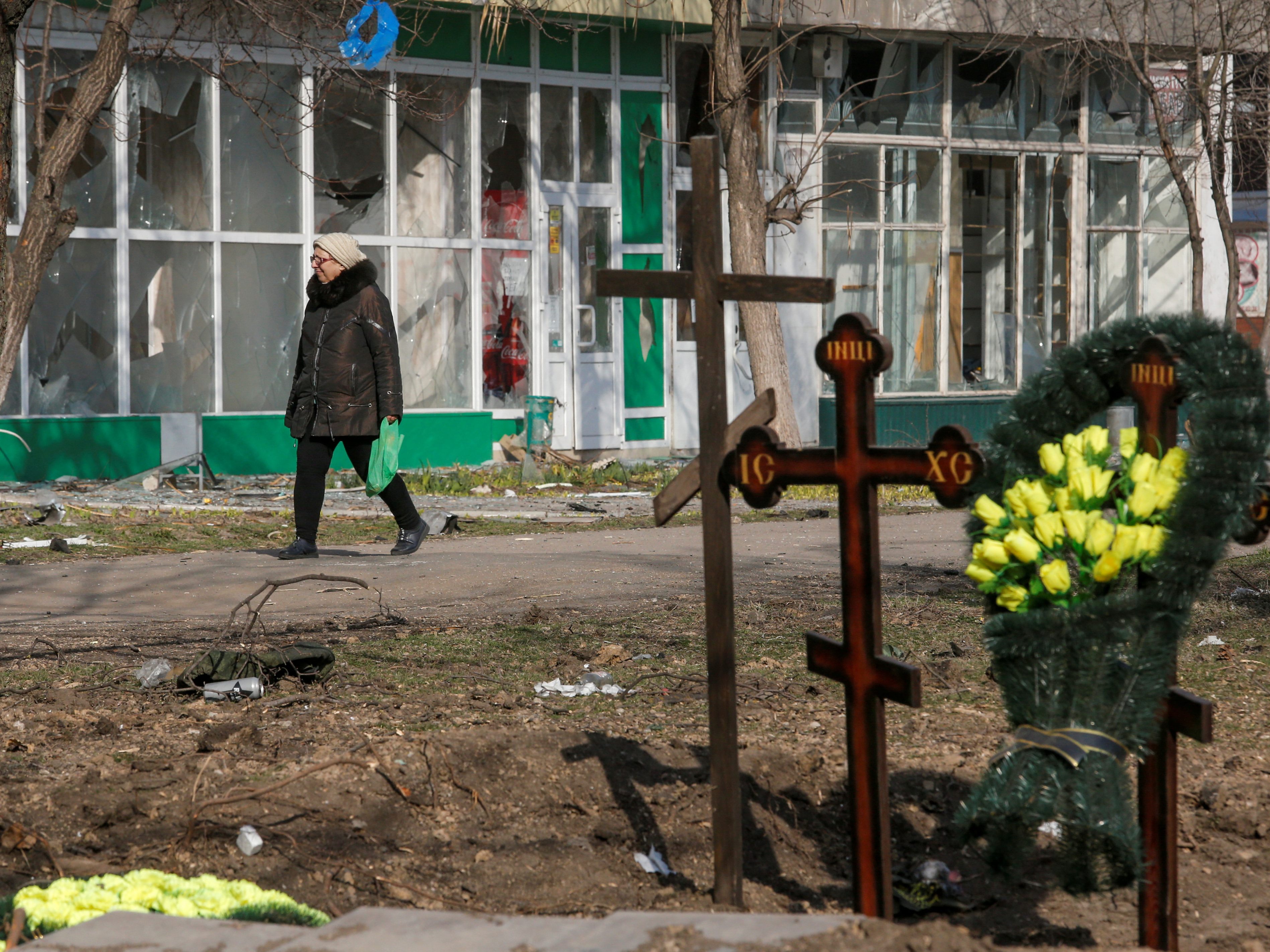 Gräber wurden mitten in Mariupol für die Bewohner errichtet, die bei russischen Angriffen auf die Stadt starben