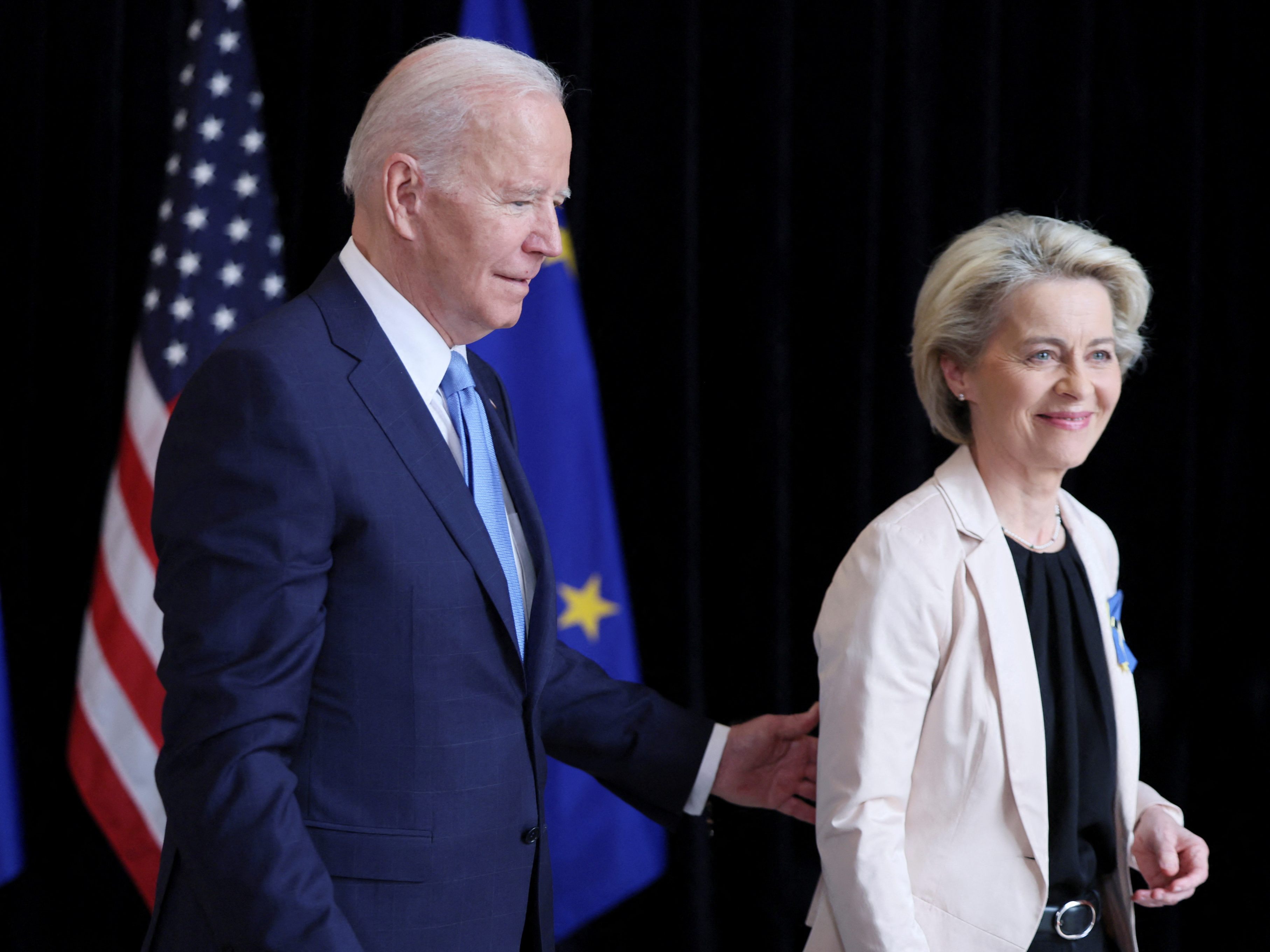 Gemeinsam mit US-Präsident Joe Biden unterzeichnete EU-Kommissionspräsidentin Ursula von der Leyen einen Vertrag über Gaslieferungen aus der USA. Gemeinsam mit US-Präsident Joe Biden unterzeichnete EU-Kommissionspräsidentin Ursula von der Leyen einen Vertrag über Gaslieferungen aus der USA.