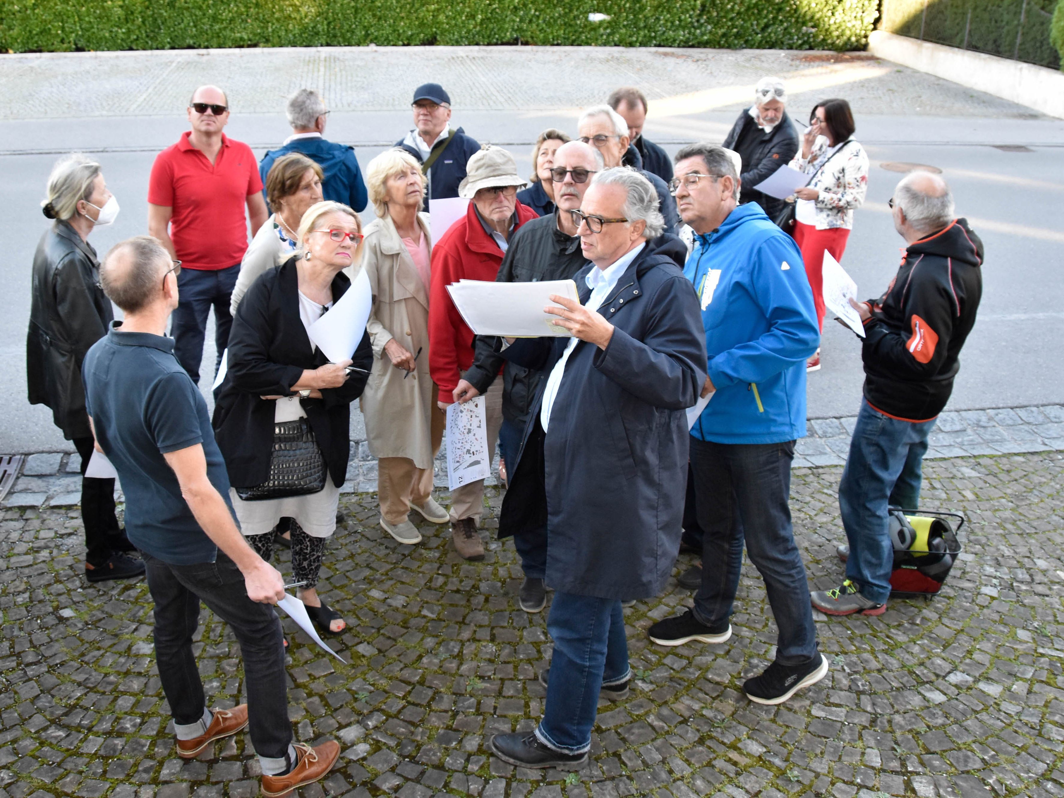 Architekt Ritsch erklärt die Planung vor Ort.