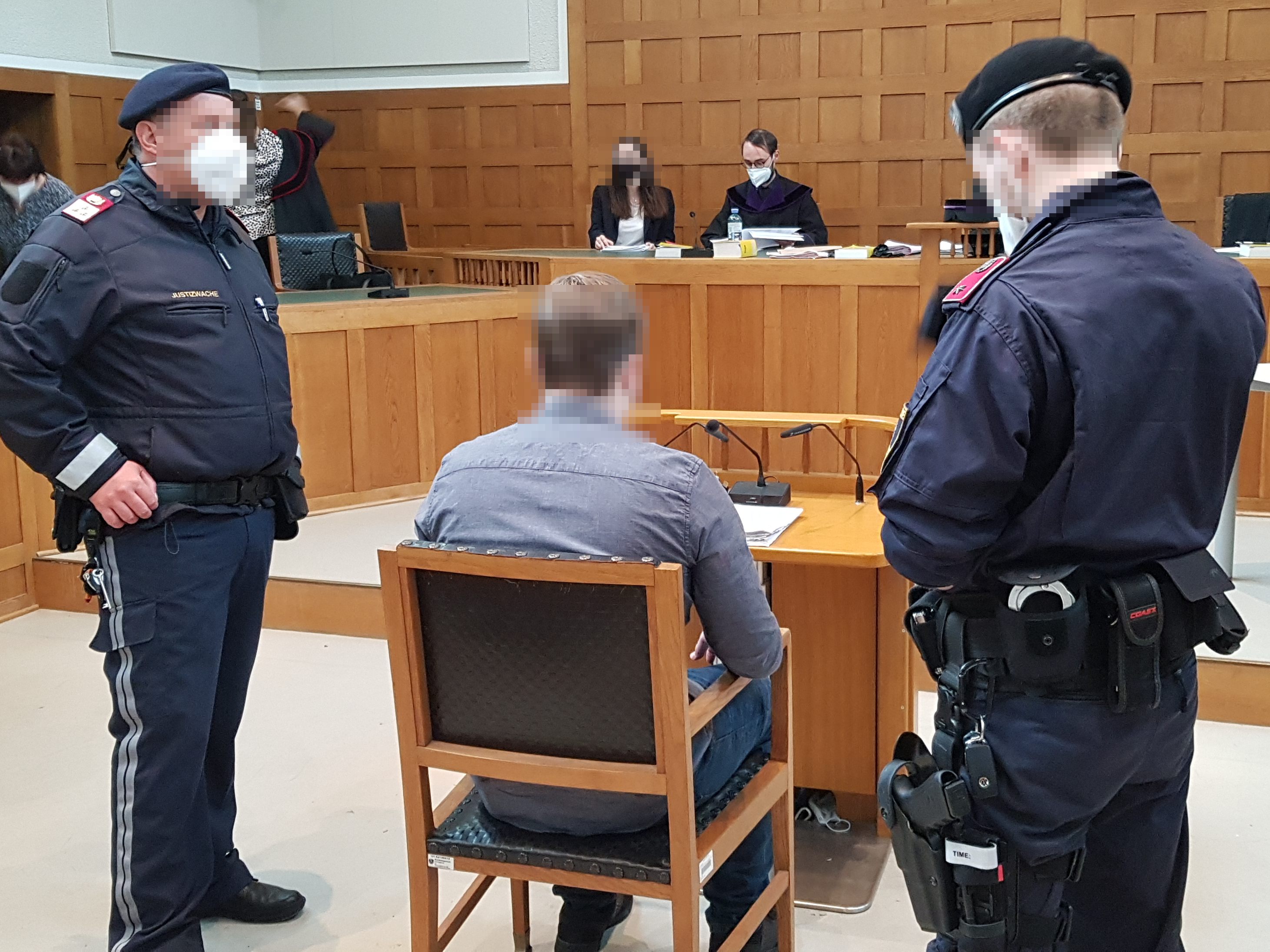 24-jähriger Schweizer soll ihm unbekannte Frau auf der Straße mit Messer attackiert haben