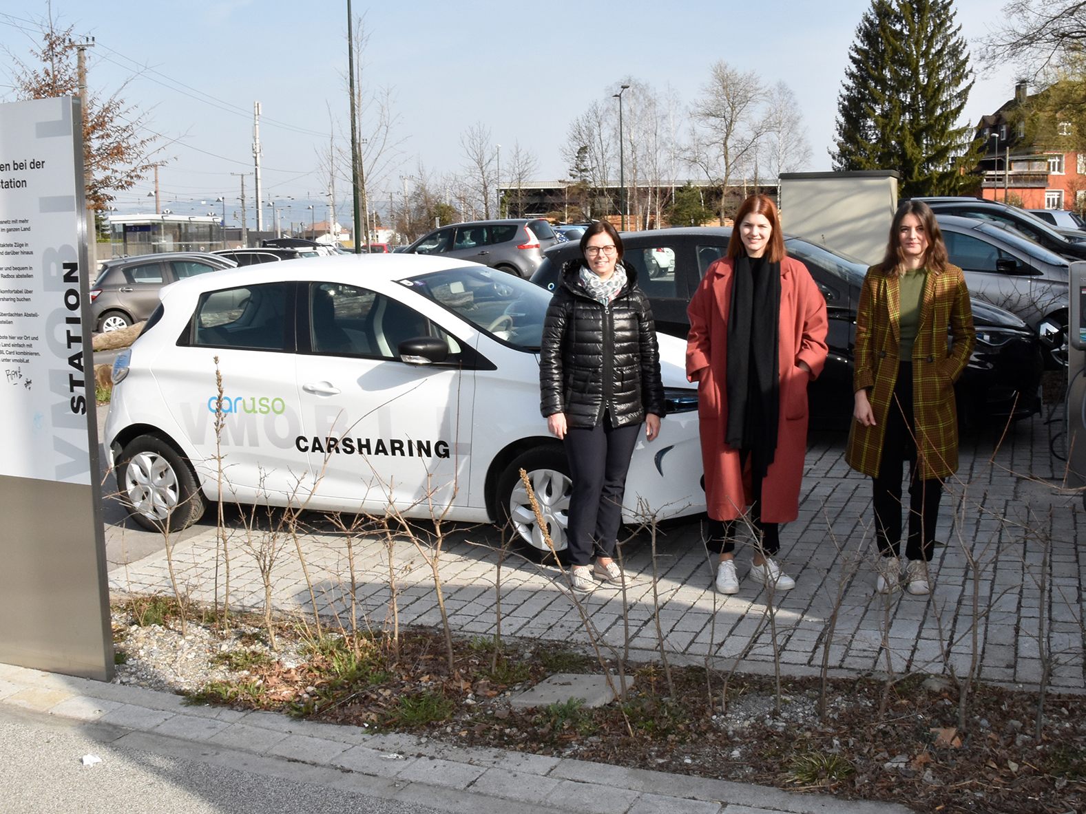 BU: (v.l.) Bürgermeisterin Katharina Wöß-Krall, Natascha Huber (Caruso) und Katrin Ehrenbrandtner (Marktgemeinde Rankweil) am Caruso Standplatz beim Bahnhof Rankweil. BU: (v.l.) Bürgermeisterin Katharina Wöß-Krall, Natascha Huber (Caruso) und Katrin Ehrenbrandtner (Marktgemeinde Rankweil) am Caruso Standplatz beim Bahnhof Rankweil.