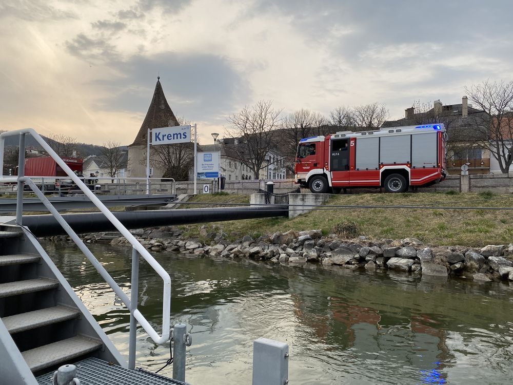 Die Freiwillige Feuerwehr Krems musste einen Ölfilm von der Donau entfernen