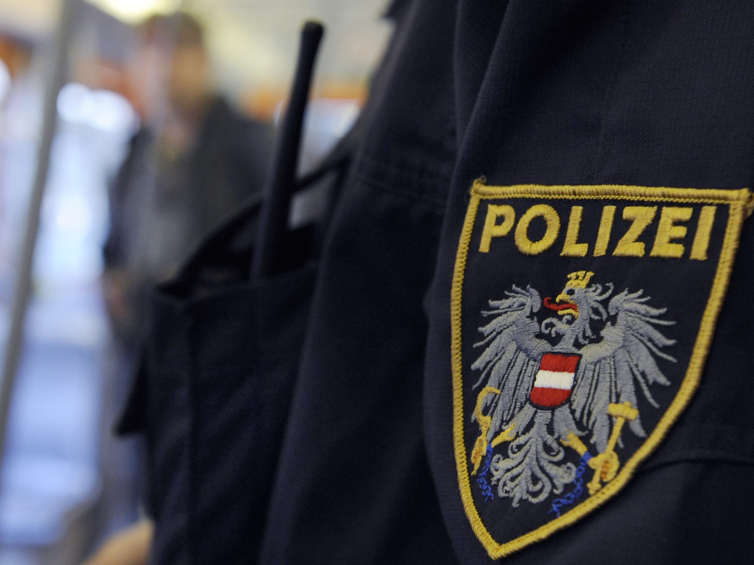 Zwei Männer wurden gegen Polizisten aggressiv, nachdem diese sie auf ihre fehlenden Corona-Masken in der U-Bahnstation Westbahnhof aufmerksam gemacht hatten. Zwei Männer wurden gegen Polizisten aggressiv, nachdem diese sie auf ihre fehlenden Corona-Masken in der U-Bahnstation Westbahnhof aufmerksam gemacht hatten.