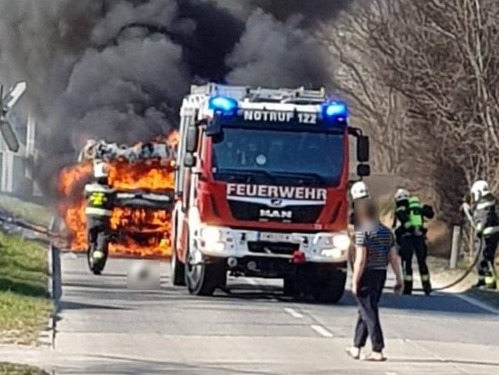 Klein-Lkw brannte in der Alberner Hafenzufahrtsstraße in Wien-Simmering.