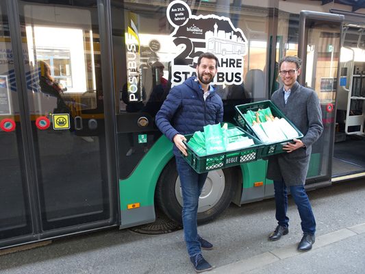 Bürgermeister Simon Tschann und Umwelt-Landesrat Daniel Zadra überrraschten die Fahrgäste der Bludenzer Stadtbus-Linien mit gratis Salzstängel. Bürgermeister Simon Tschann und Umwelt-Landesrat Daniel Zadra überrraschten die Fahrgäste der Bludenzer Stadtbus-Linien mit gratis Salzstängel.