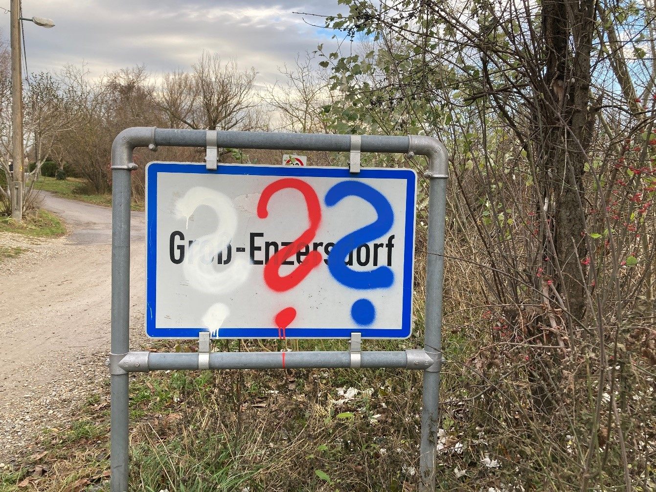 "Drei Fragezeichen"-Graffiti: Die Urheber dieser Sachbeschädigungen in Groß-Enzersdorf werden gesucht