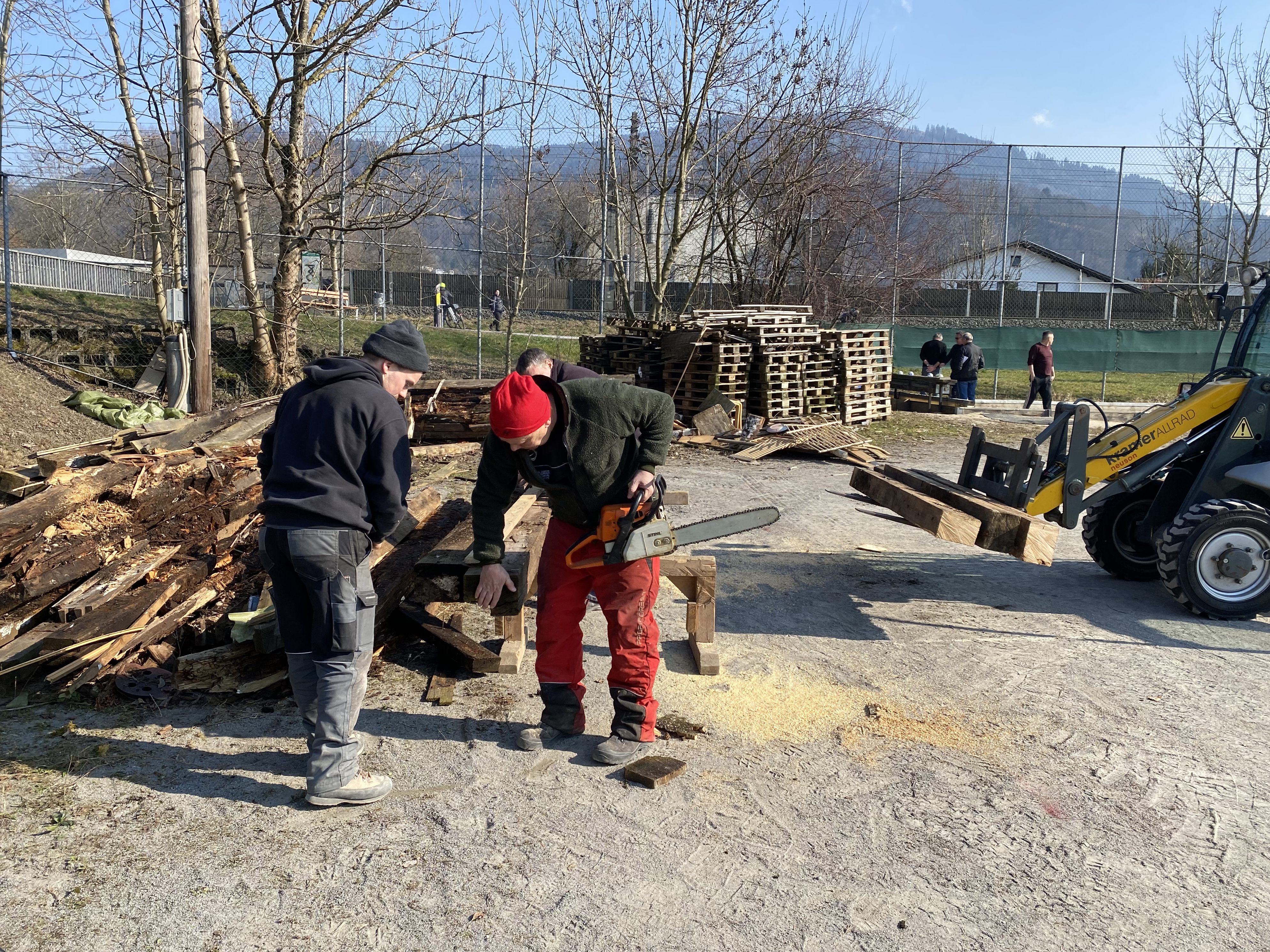Die Aufbauarbeiten für den Funken in Dornbirn Haselstauden sind in vollem Gange.