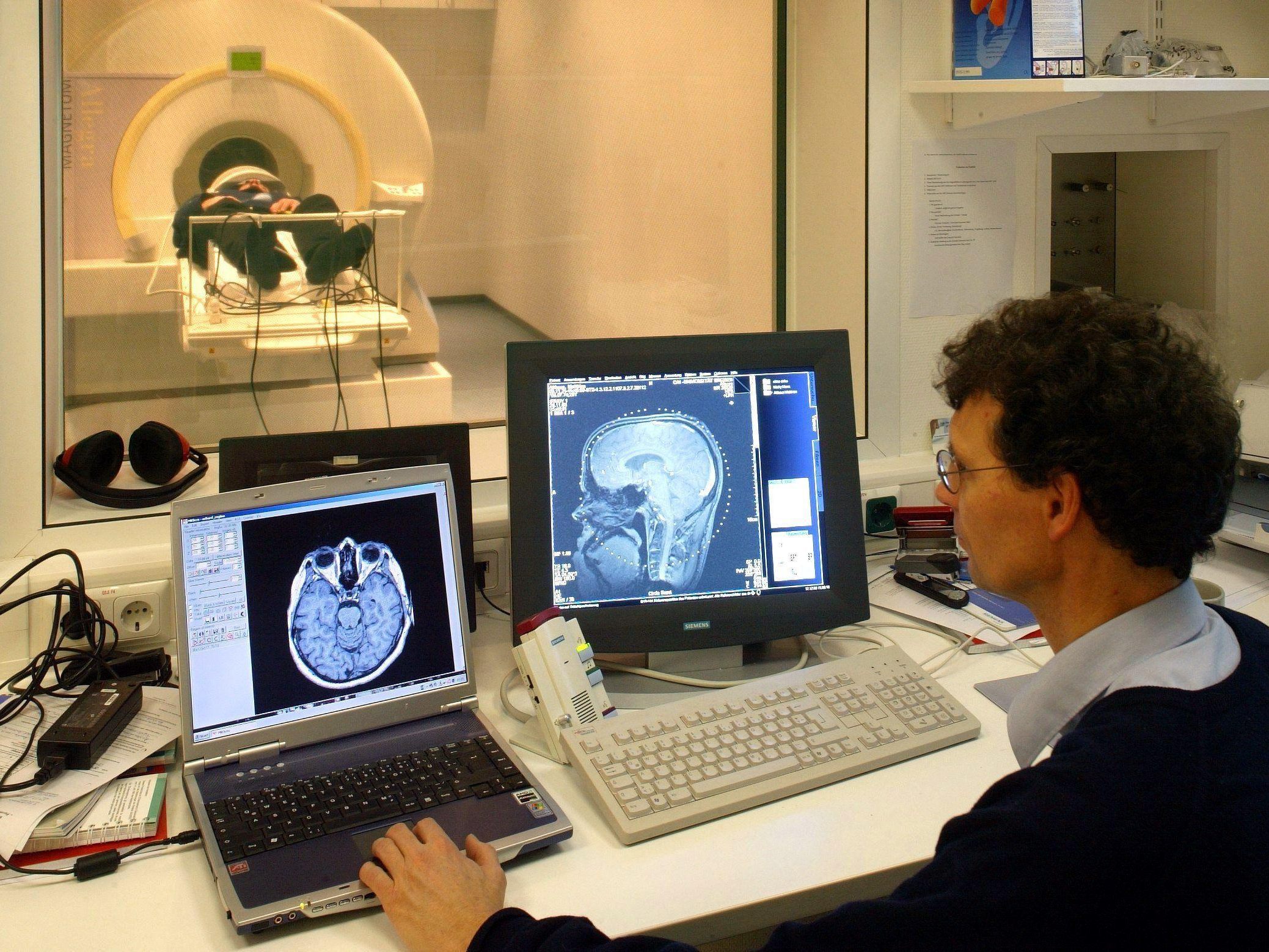 Ein Biophysiker führt den Kernspintomographen vor. Ein Biophysiker führt den Kernspintomographen vor.