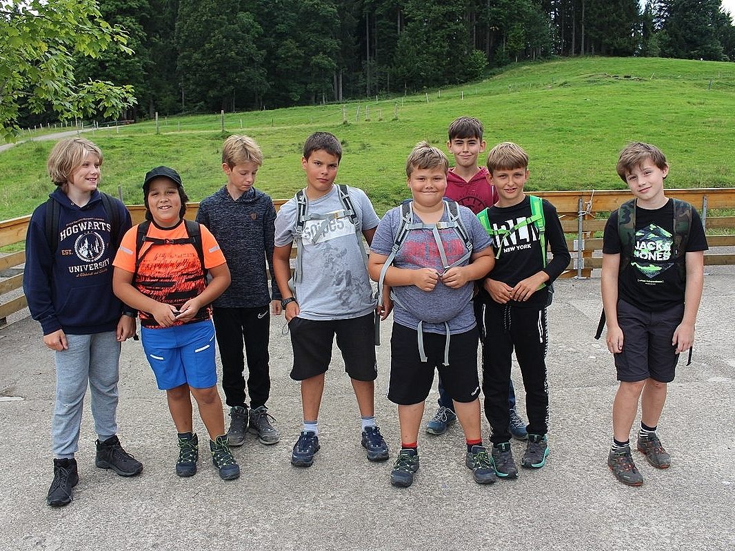 Das Jugendteam der Katholischen Kirche organisiert das ganze Jahr über verschiedene Aktivitäten und Ausflüge, die bei den Kindern und Jugendlichen auf große Begeisterung stoßen. Das Jugendteam der Katholischen Kirche organisiert das ganze Jahr über verschiedene Aktivitäten und Ausflüge, die bei den Kindern und Jugendlichen auf große Begeisterung stoßen.