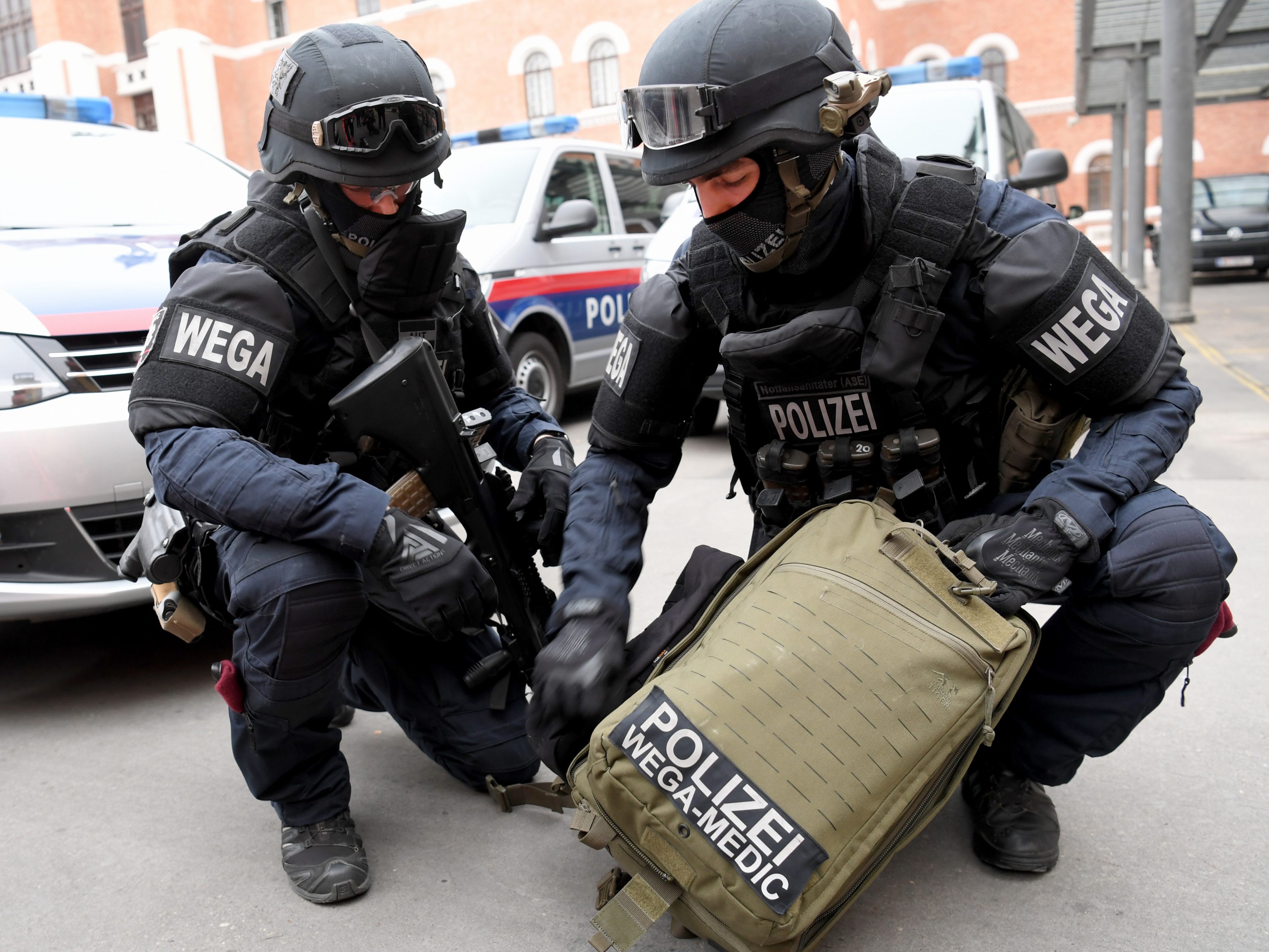Medizinisch ausgebilete WEGA-Beamte hantieren mit einem, mit medizinischen Materialien bestückten, Notfallrucksack im Rahmen einer Präsentation in Wien.