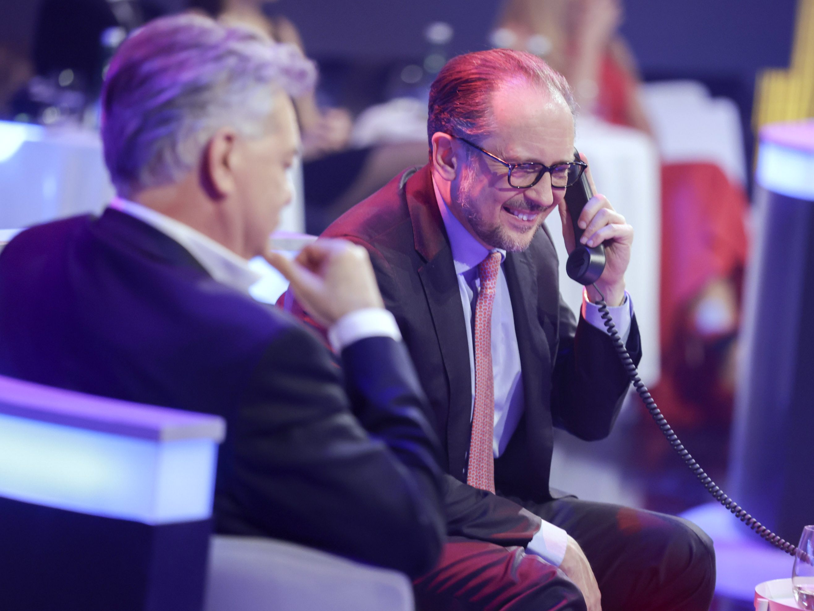 Bundeskanzler Alexander Schallenberg (ÖVP,R.) und Vizekanzler Werner Kogler (Grüne) im Rahmen eines Galaabends von "Licht ins Dunkel" am Mittwoch, 24. November 2021, im ORF-Zentrum in Wien. Bundeskanzler Alexander Schallenberg (ÖVP,R.) und Vizekanzler Werner Kogler (Grüne) im Rahmen eines Galaabends von "Licht ins Dunkel" am Mittwoch, 24. November 2021, im ORF-Zentrum in Wien.
