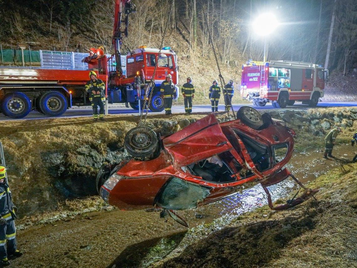 Alkolenker stürzte im Bezirk Neunkirchen mit Auto in Bach. Alkolenker stürzte im Bezirk Neunkirchen mit Auto in Bach.