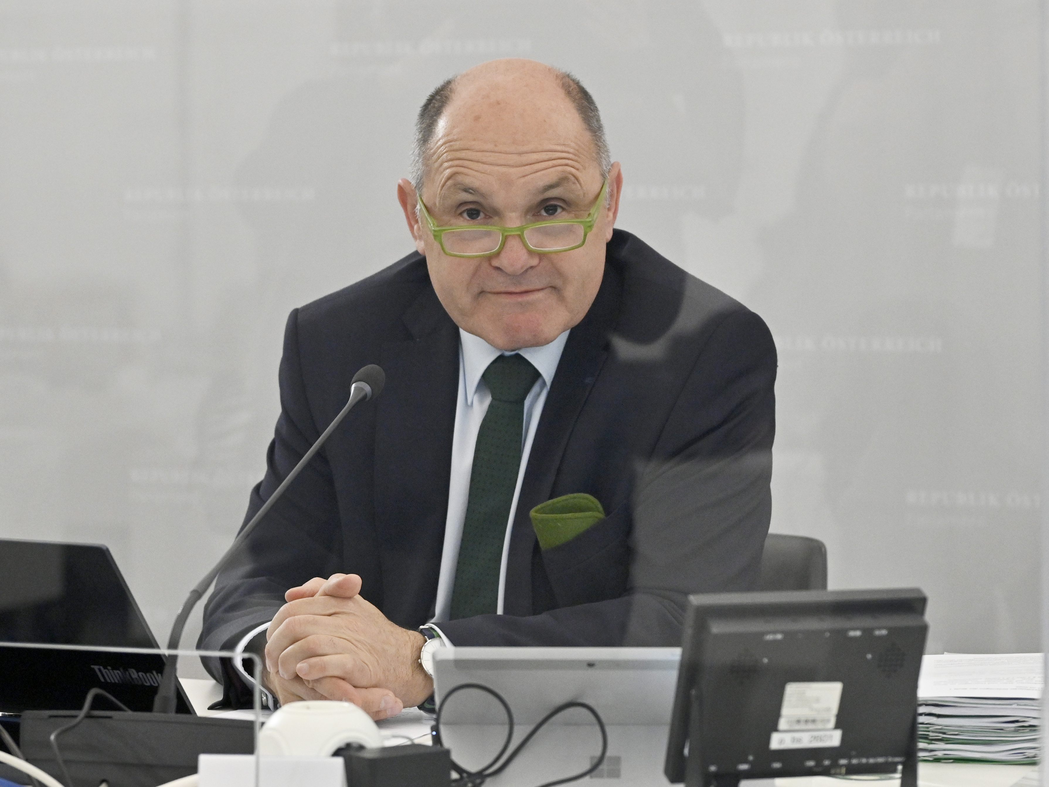 Alle Fraktionen - außer die ÖVP - fordern den Rückzug von Sobotka als Vorsitzender. Alle Fraktionen - außer die ÖVP - fordern den Rückzug von Sobotka als Vorsitzender.