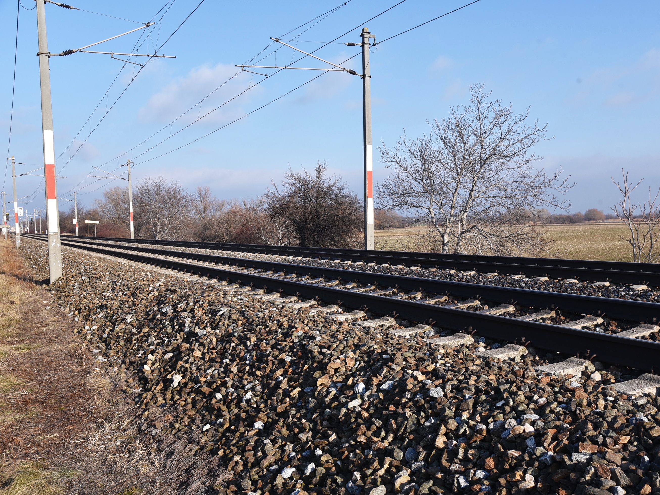 Wegen Gleisbauarbeiten ist am 1. April 2022 die Eisenbahnkreuzung beim Telephonweg für Fußgänger und Fahrzeuge gesperrt. Wegen Gleisbauarbeiten ist am 1. April 2022 die Eisenbahnkreuzung beim Telephonweg für Fußgänger und Fahrzeuge gesperrt.