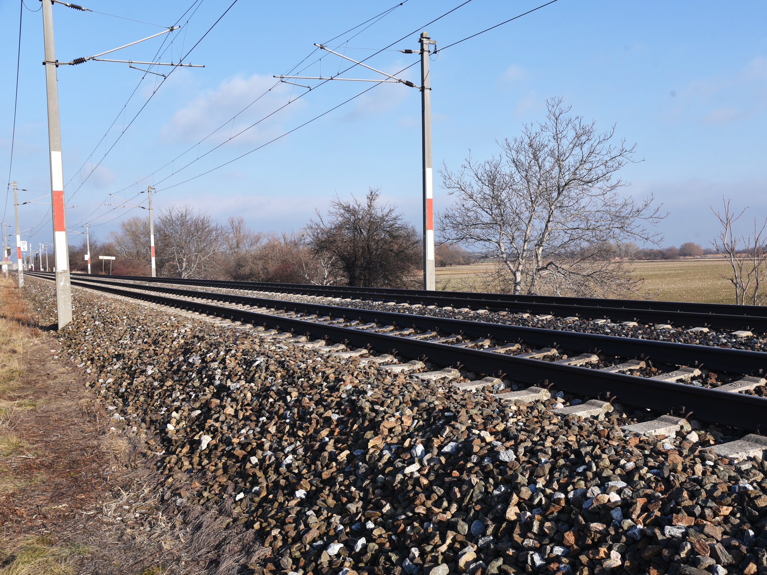 Wegen Gleisbauarbeiten ist am 1. April 2022 die Eisenbahnkreuzung beim Telephonweg für Fußgänger und Fahrzeuge gesperrt.