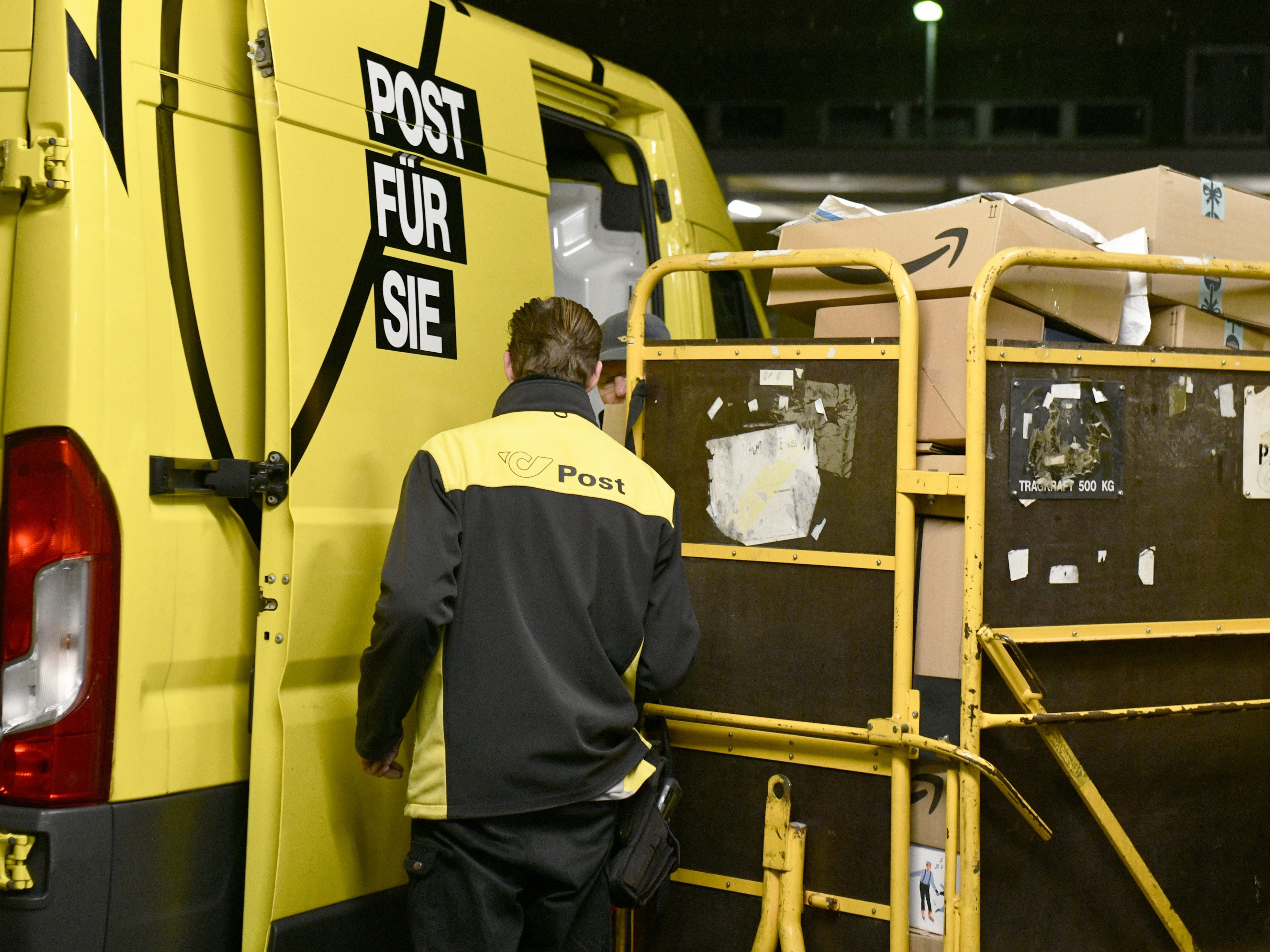 Die Post machte 2021 mehr Umsatz mit Paketen als mit Briefen.