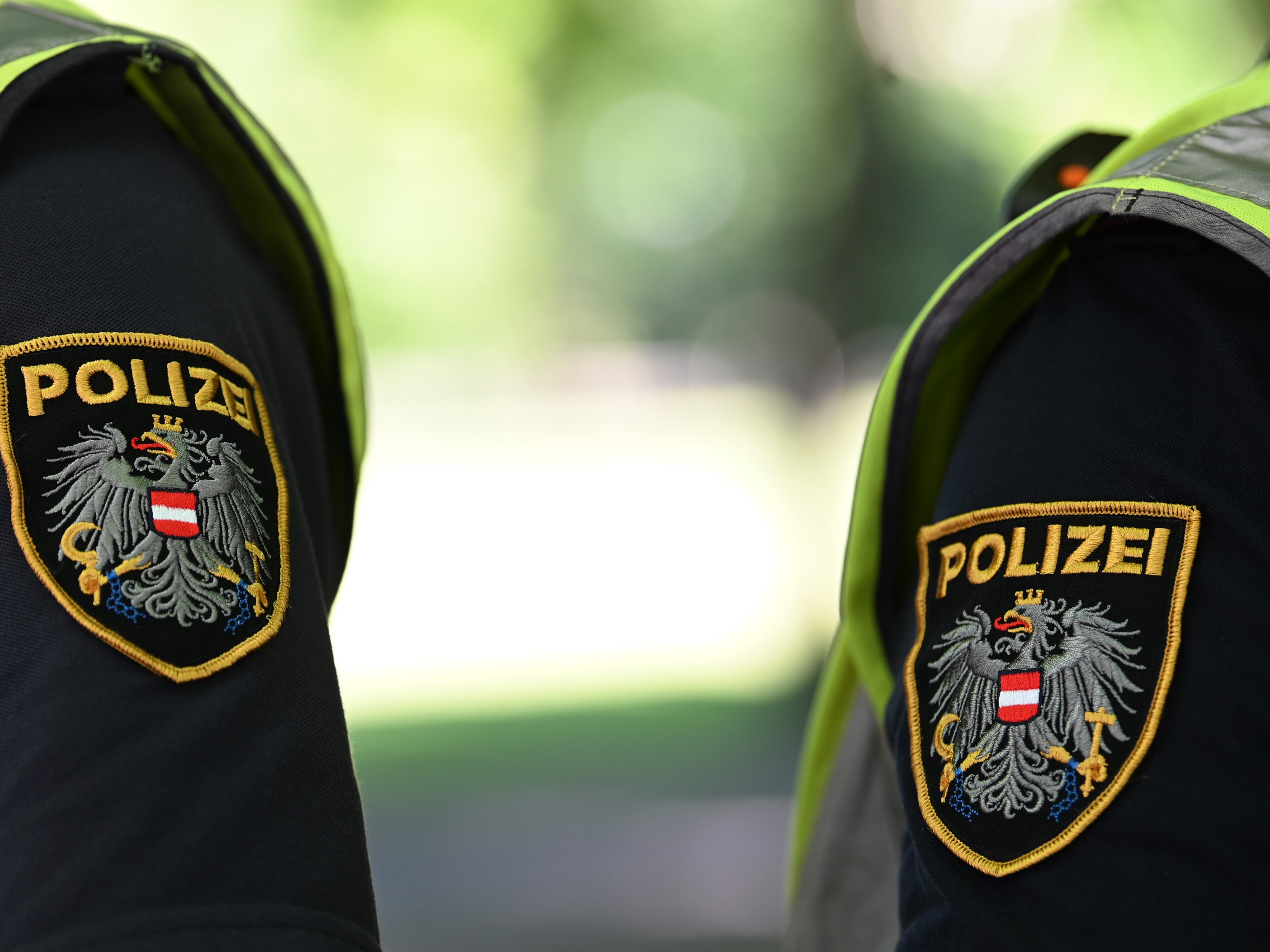 Die Polizei fasste einen Dealer in Wien-Penzing und stellte mehrere Drogen und Bargeld sicher. Die Polizei fasste einen Dealer in Wien-Penzing und stellte mehrere Drogen und Bargeld sicher.