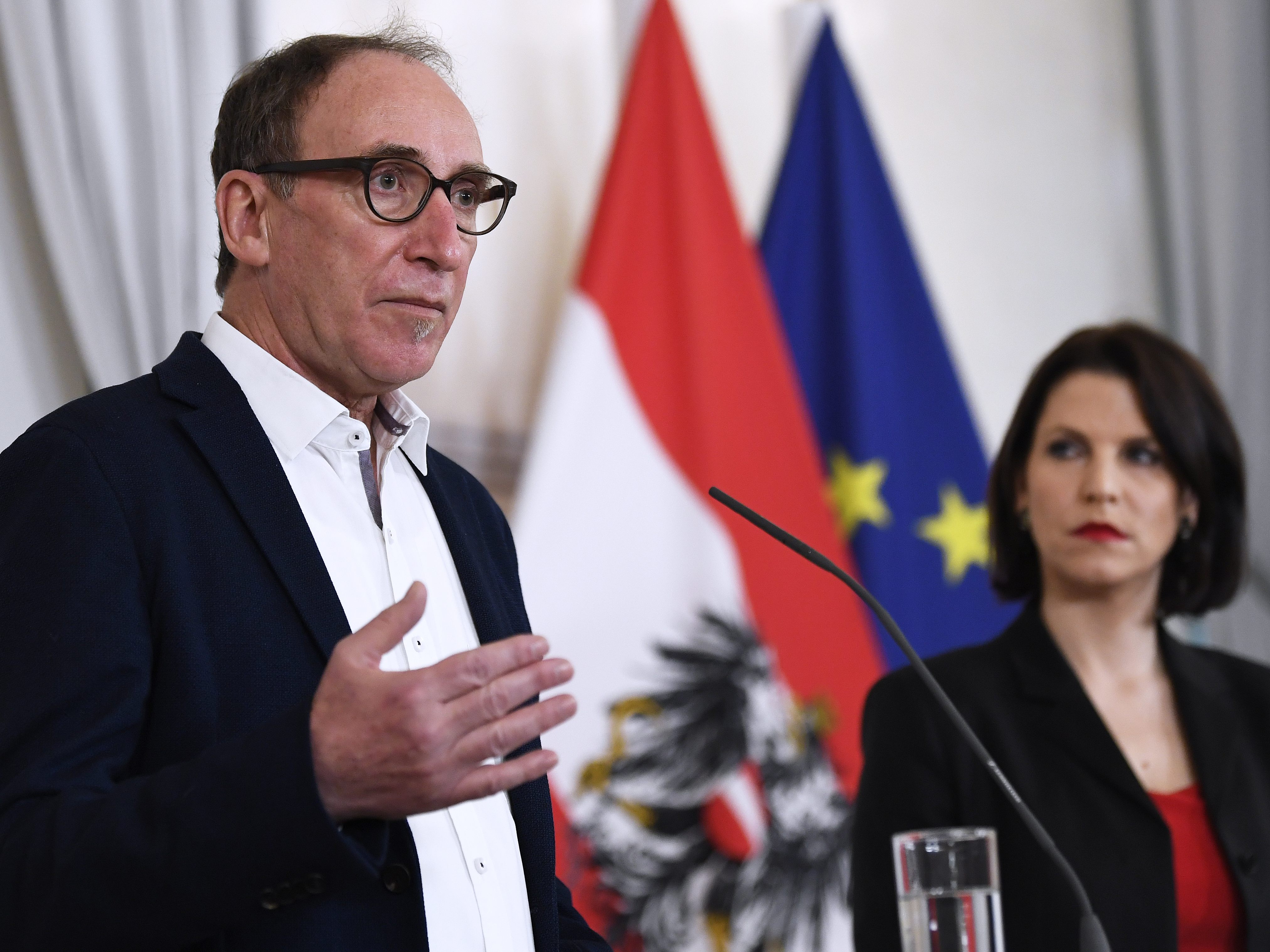 Die Aussetzung der Corona-Impfpflicht sorgt für viel Kritik. Die Aussetzung der Corona-Impfpflicht sorgt für viel Kritik.