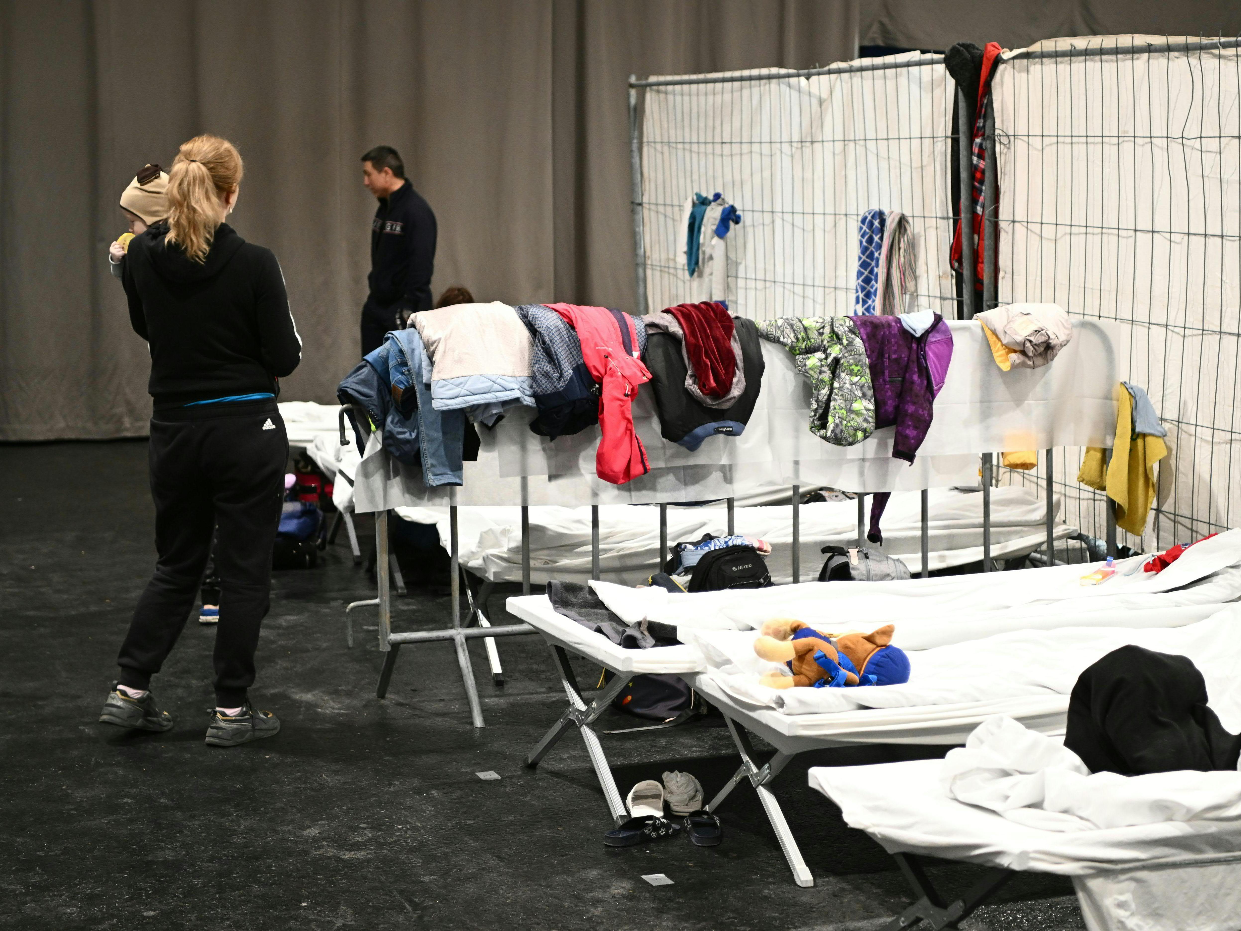 Die Arena Nova in Wiener Neustadt ist die erste Anlaufstelle für Ukraine-Flüchtlinge in NÖ. Die Arena Nova in Wiener Neustadt ist die erste Anlaufstelle für Ukraine-Flüchtlinge in NÖ.