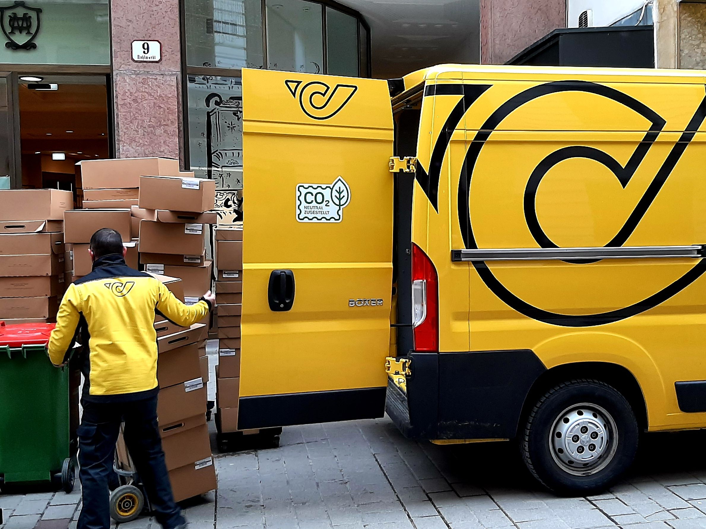 Die Post will Humanitäre Hilfe bis auf Weiteres kostenlos in die Ukraine transportieren.