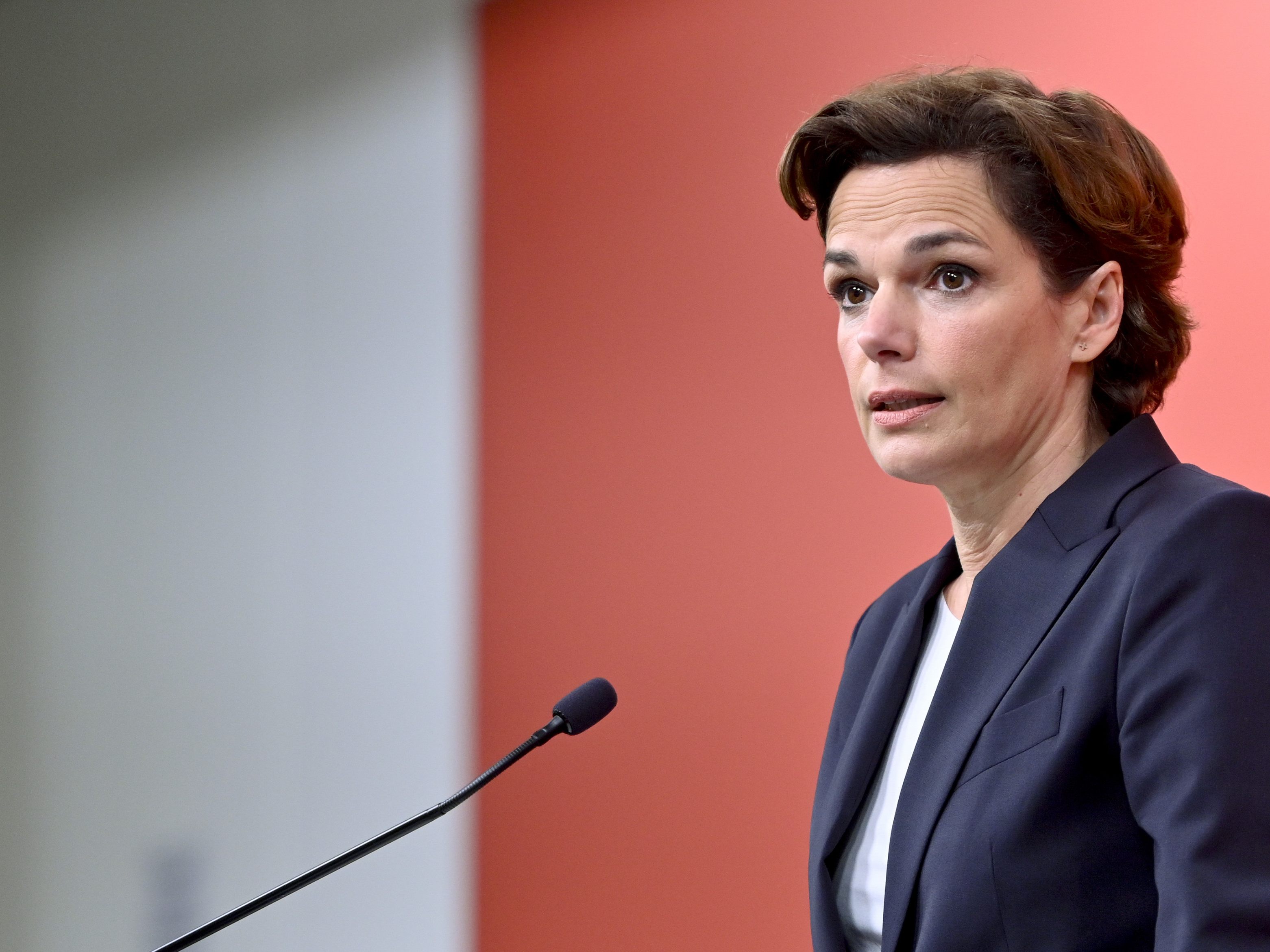 Die SPÖ-Chefin fordert ein sofortiges Reagieren auf die hohen Corona-Zahlen. Die SPÖ-Chefin fordert ein sofortiges Reagieren auf die hohen Corona-Zahlen.