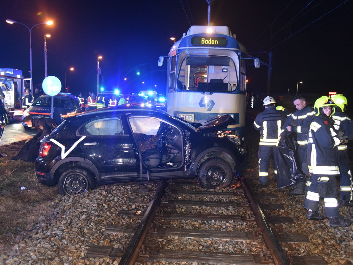 Traiskirchen: Bei einer Kollison mit der Badner Bahn kam eine Autolenkerin zu Tode. Traiskirchen: Bei einer Kollison mit der Badner Bahn kam eine Autolenkerin zu Tode.
