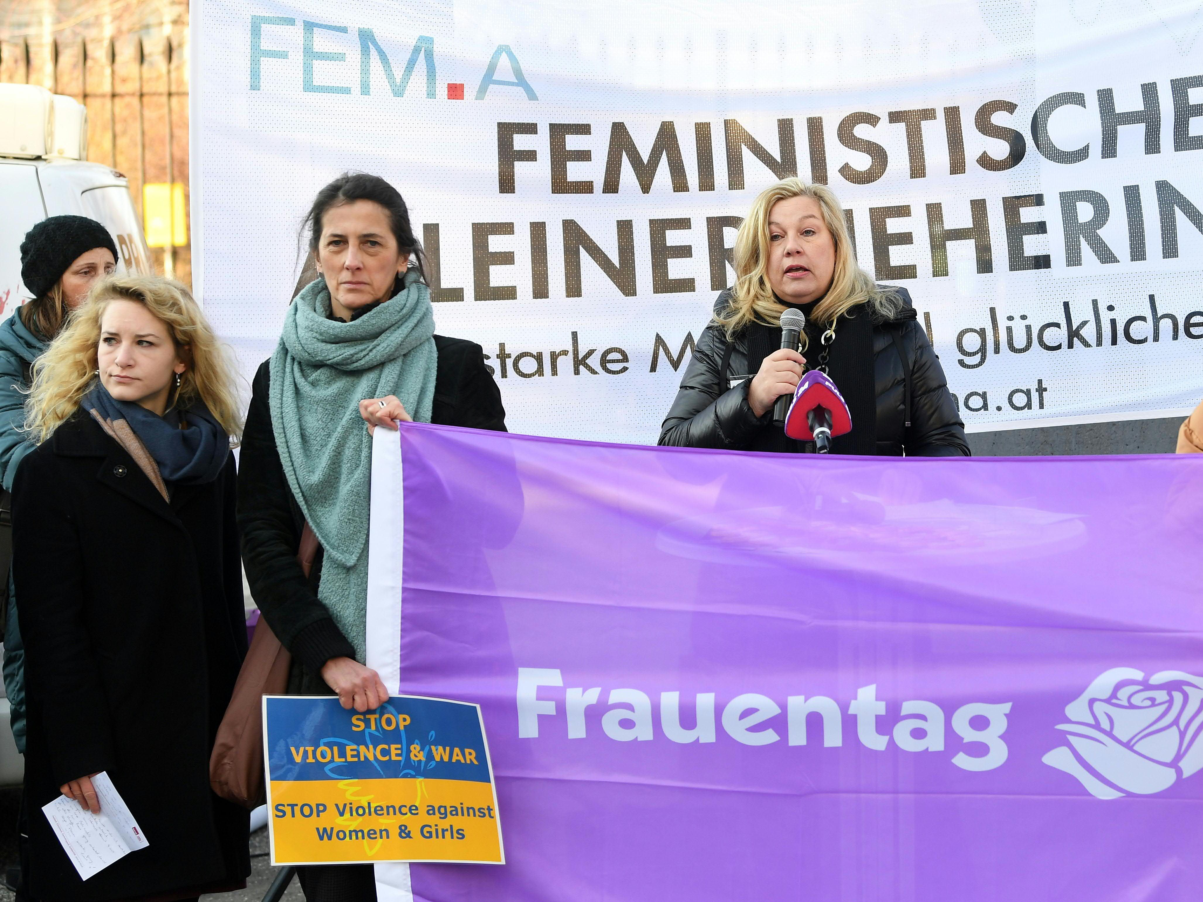 Der Österreichische Frauenring (ÖFR) bei der Kundgebung "Wanted! Frauenpolitik" am Ballhausplatz in Wien anlässlich des heutigen Frauentages.