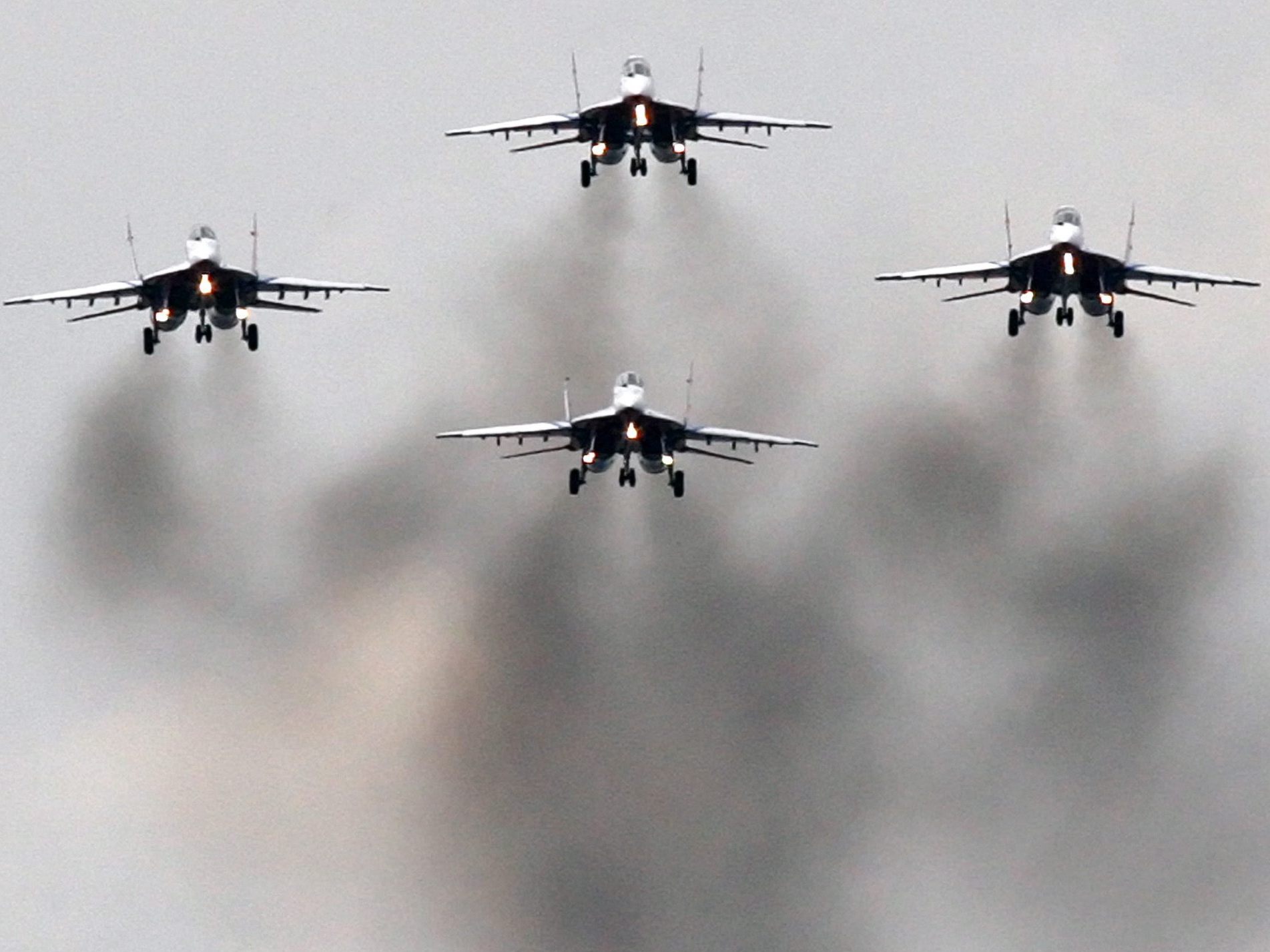 Die russische Kunstflugstaffel «Strizhi» bei einem Formationsflug mit MiG-29-Kampfjets während der Luft- und Raumfahrtmesse MAKS in Schukowski. Die russische Kunstflugstaffel «Strizhi» bei einem Formationsflug mit MiG-29-Kampfjets während der Luft- und Raumfahrtmesse MAKS in Schukowski.