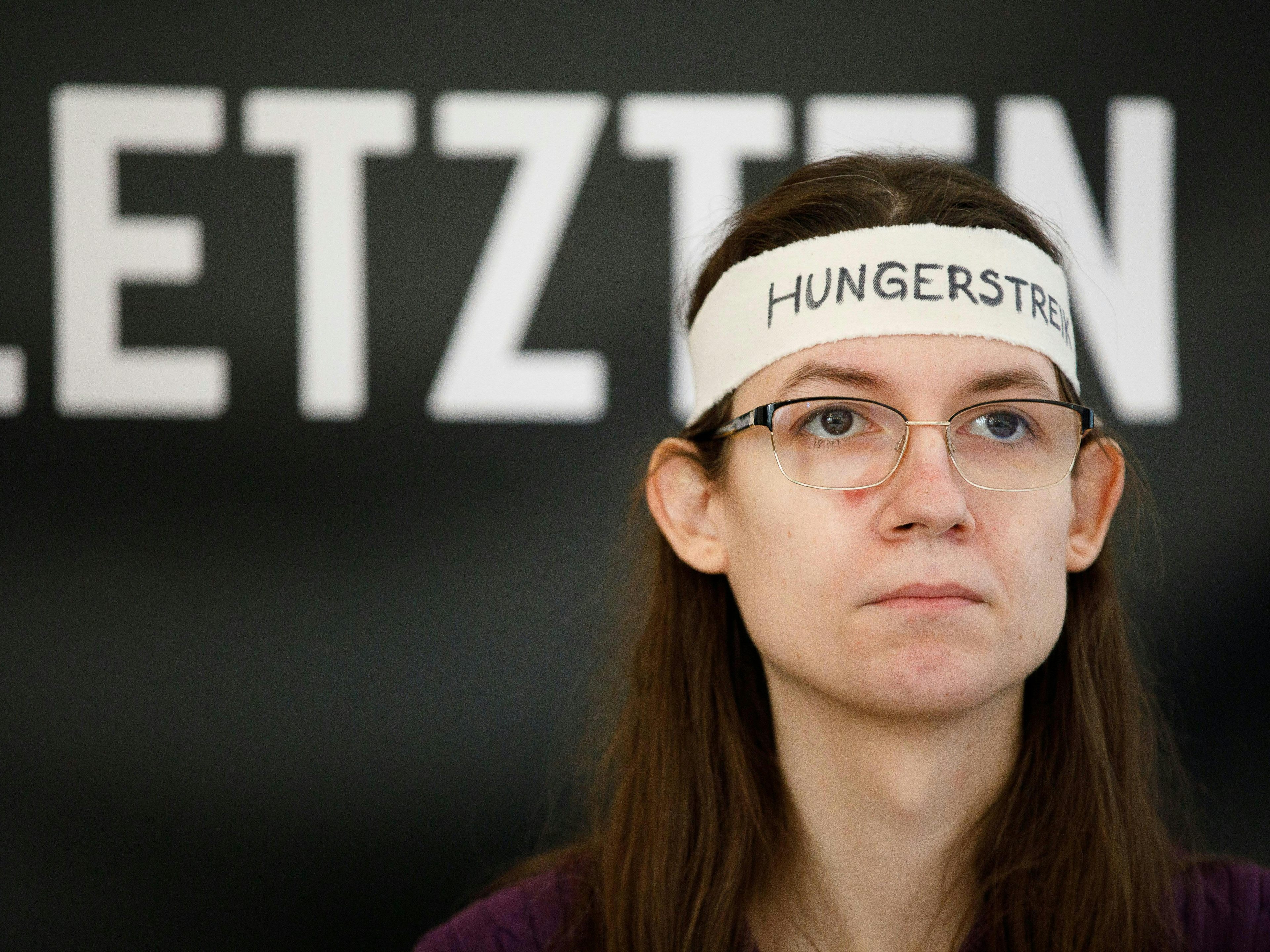 Klimaaktivistin Martha Krumpeck kollabierte vor der SPÖ-Parteizentrale in Wien. Klimaaktivistin Martha Krumpeck kollabierte vor der SPÖ-Parteizentrale in Wien.