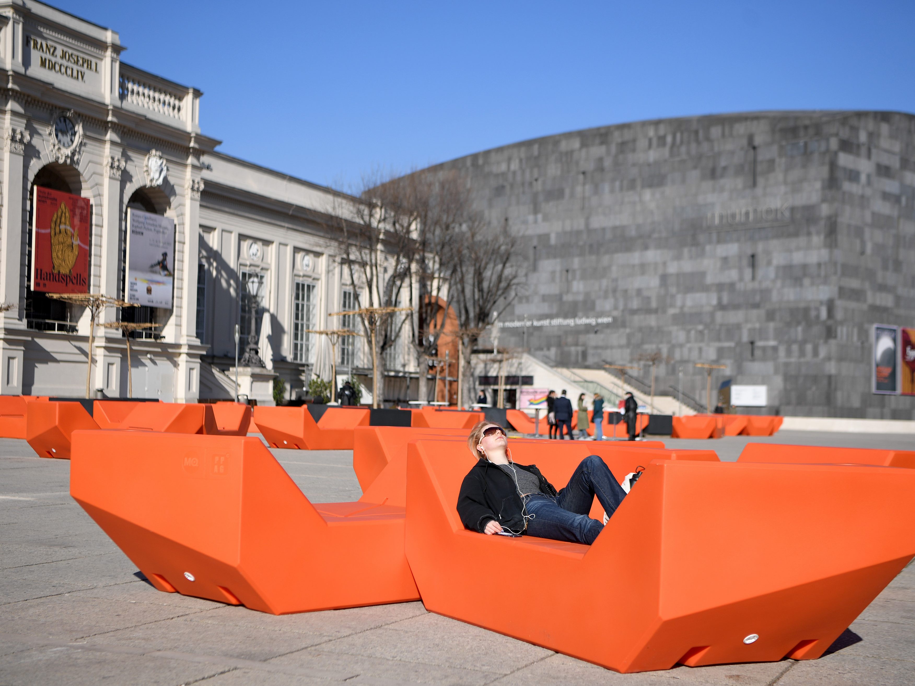 Museumsquartier-Frühling: Baumpatenschaften und Enzis in "MA48orange".