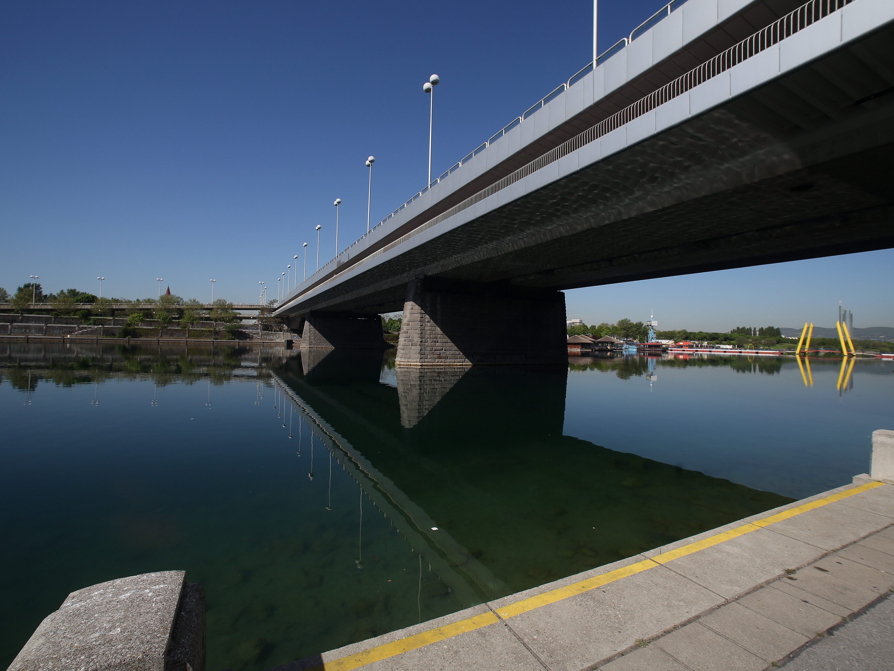 Zwei Passanten retteten einen Mann aus der Donau. Zwei Passanten retteten einen Mann aus der Donau.