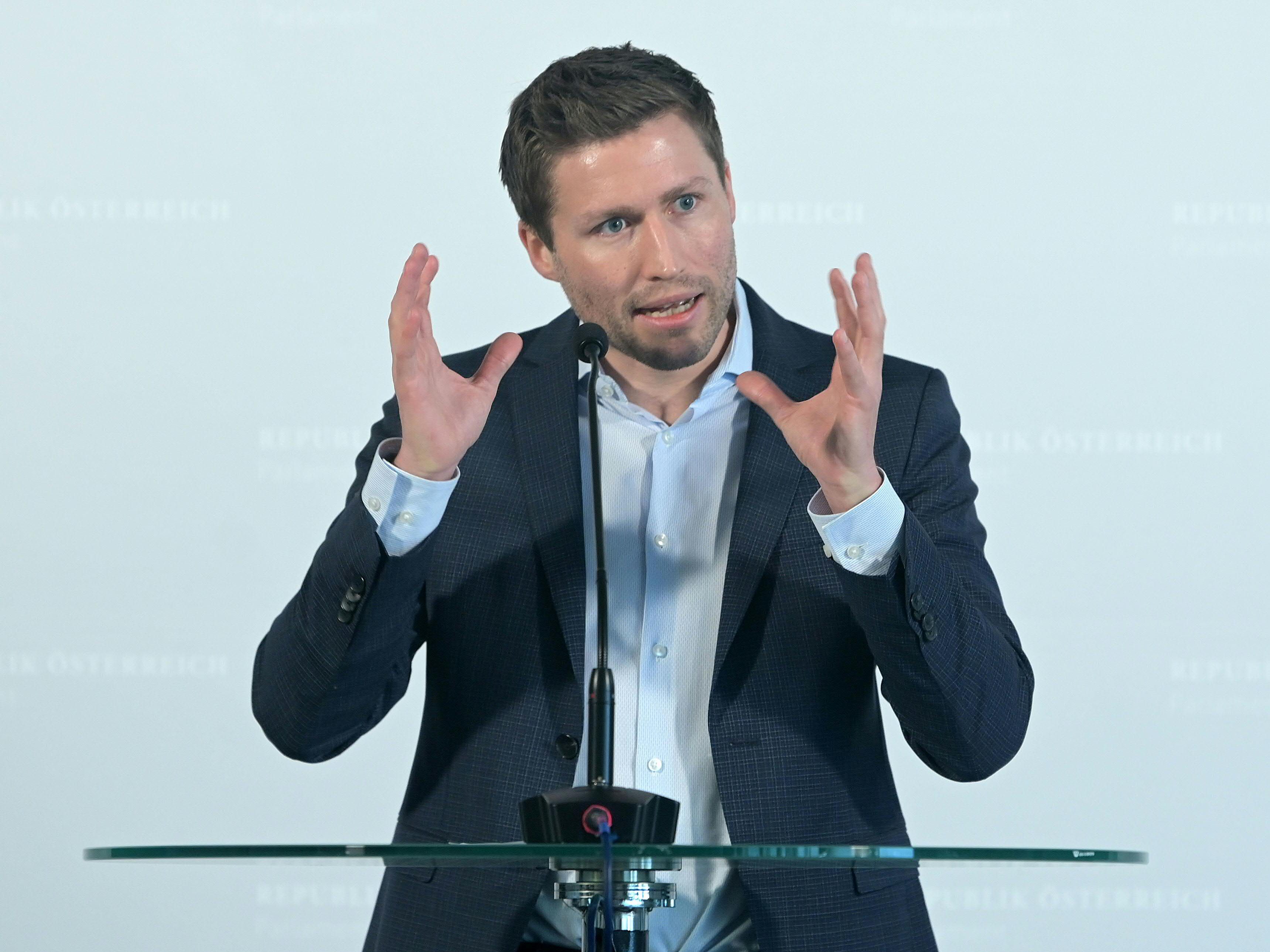 Grüner Wehrsprecher für Ausbau des "6 plus 3"-Modells. Grüner Wehrsprecher für Ausbau des "6 plus 3"-Modells.