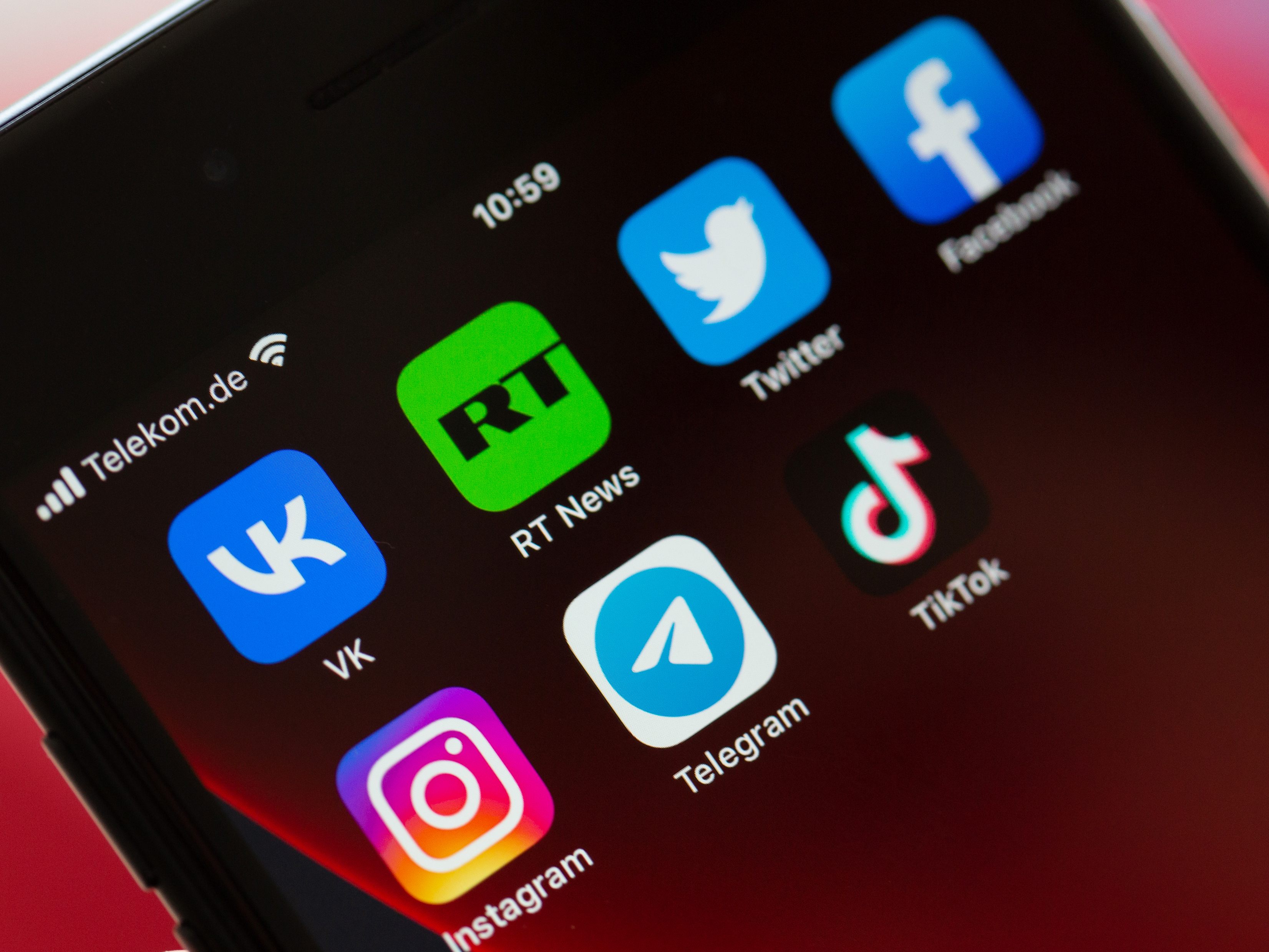 Ukrainische Influencer nutzen TikTok für die Kriegsberichterstattung. Ukrainische Influencer nutzen TikTok für die Kriegsberichterstattung.