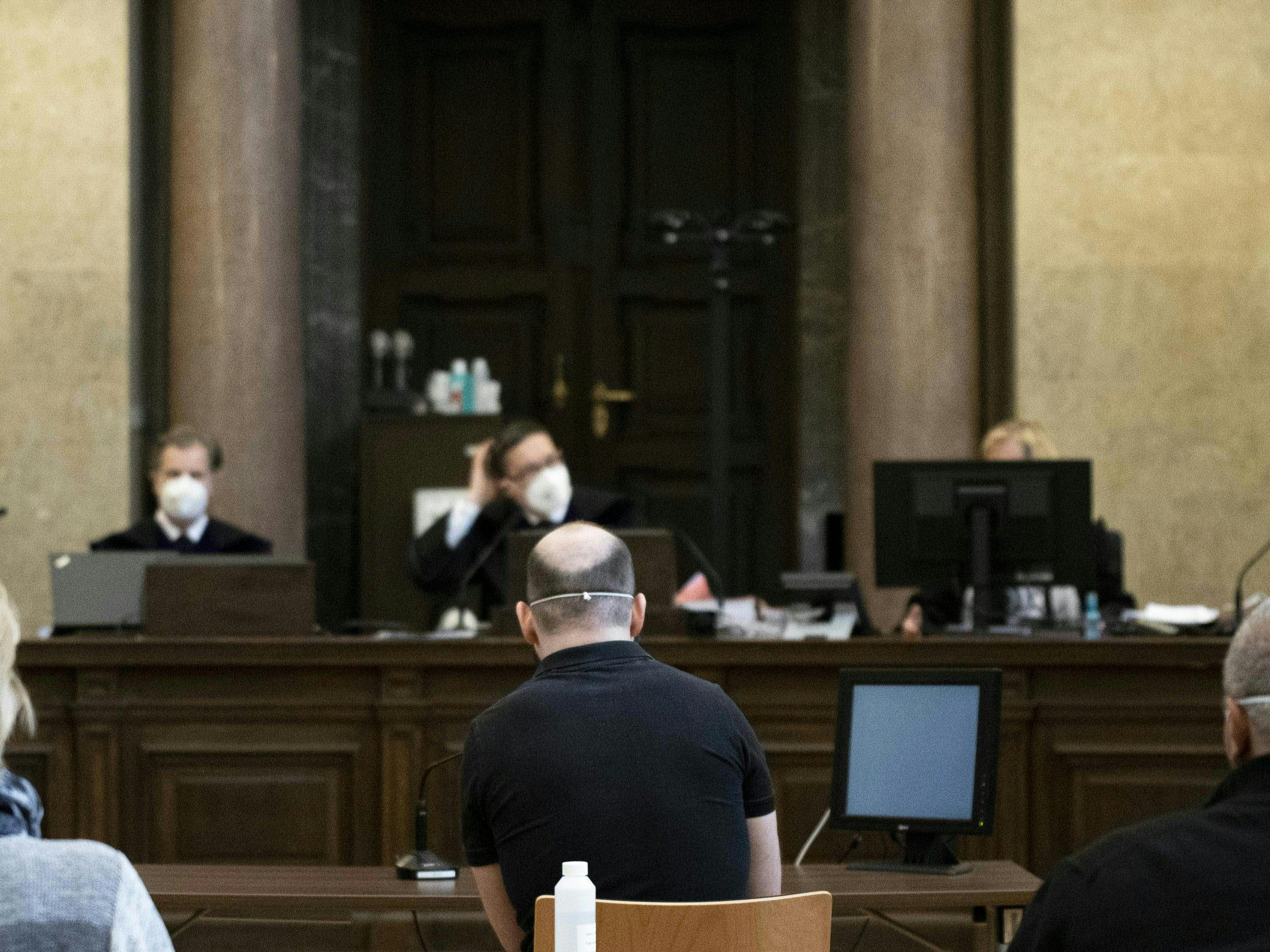 Neonazi-Rapper "Mr. Bond" am Donnerstag in Wien zu Haft verurteilt. Das Foto stammt vom Dienstag.