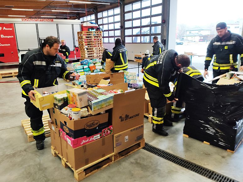 195 örtliche Feuerwehren nahmen die Spenden für die Ukraine entgegen. 195 örtliche Feuerwehren nahmen die Spenden für die Ukraine entgegen.