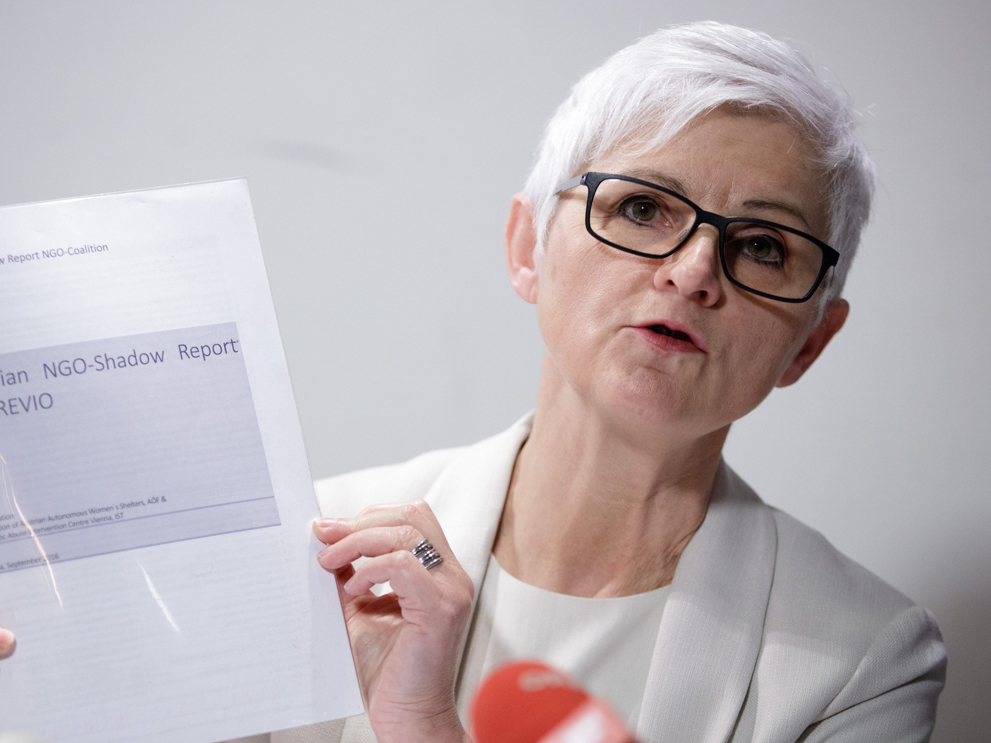 maria Rösslhumer vom Verein Autonome Österreichische Frauenhäuser fordert die Einrichtung eines Krisenstabes für Gewaltschutz. maria Rösslhumer vom Verein Autonome Österreichische Frauenhäuser fordert die Einrichtung eines Krisenstabes für Gewaltschutz.