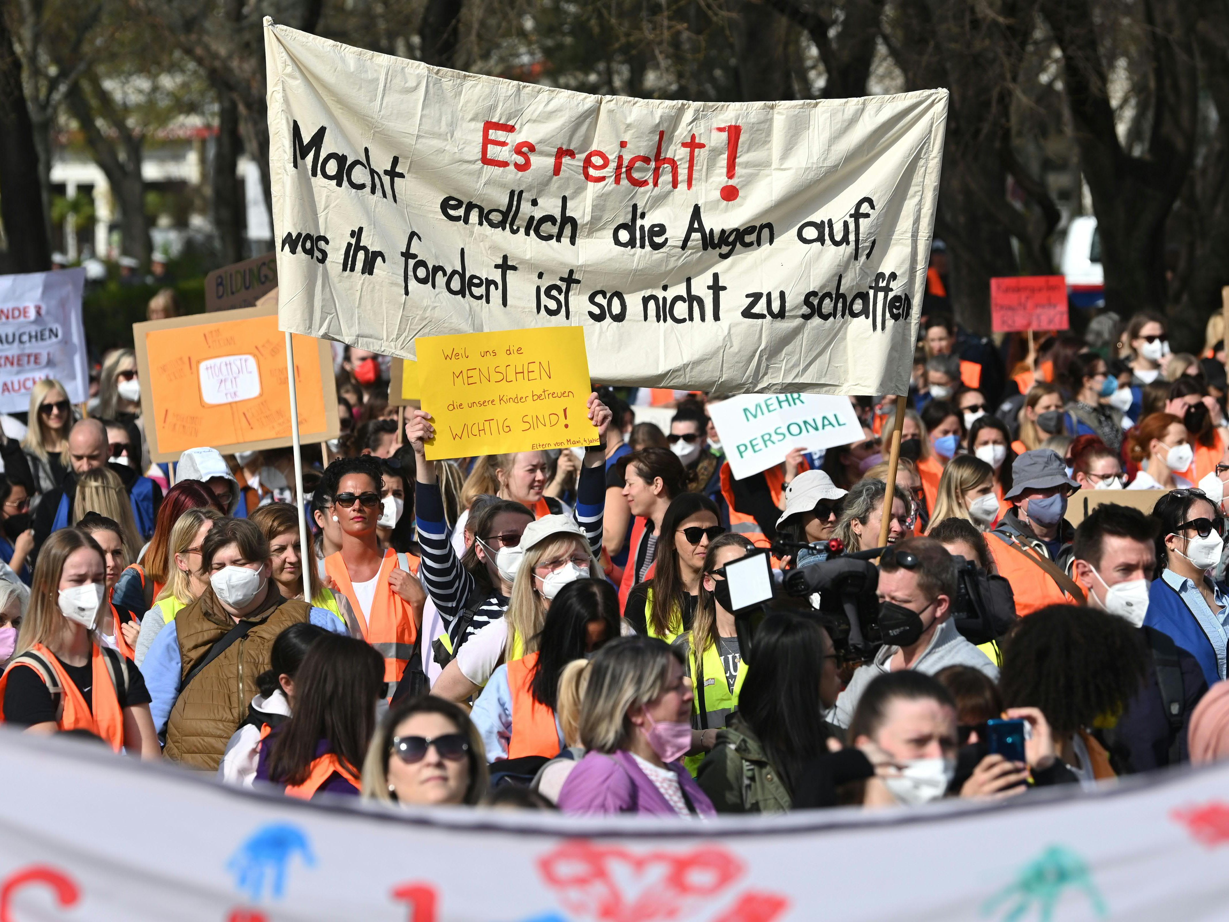 "Es reicht!" - Private Kindergärten, Horte und schulische Freizeitpädagogik bei der Demo in Wien "Es reicht!" - Private Kindergärten, Horte und schulische Freizeitpädagogik bei der Demo in Wien