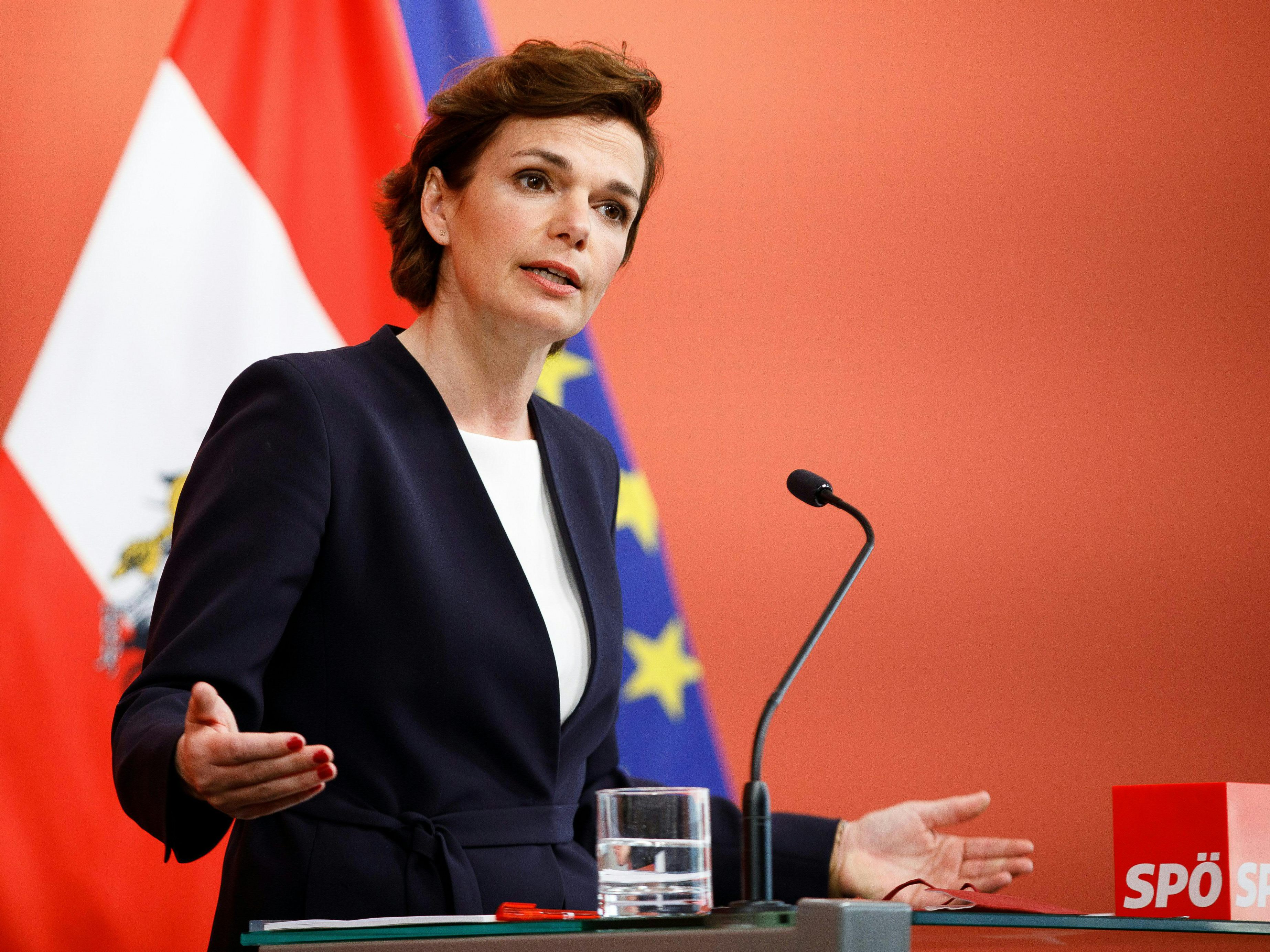 Rendi-Wagner kritisiert den "Zick-Zack-Kurs" rund um die Impfpflicht Rendi-Wagner kritisiert den "Zick-Zack-Kurs" rund um die Impfpflicht