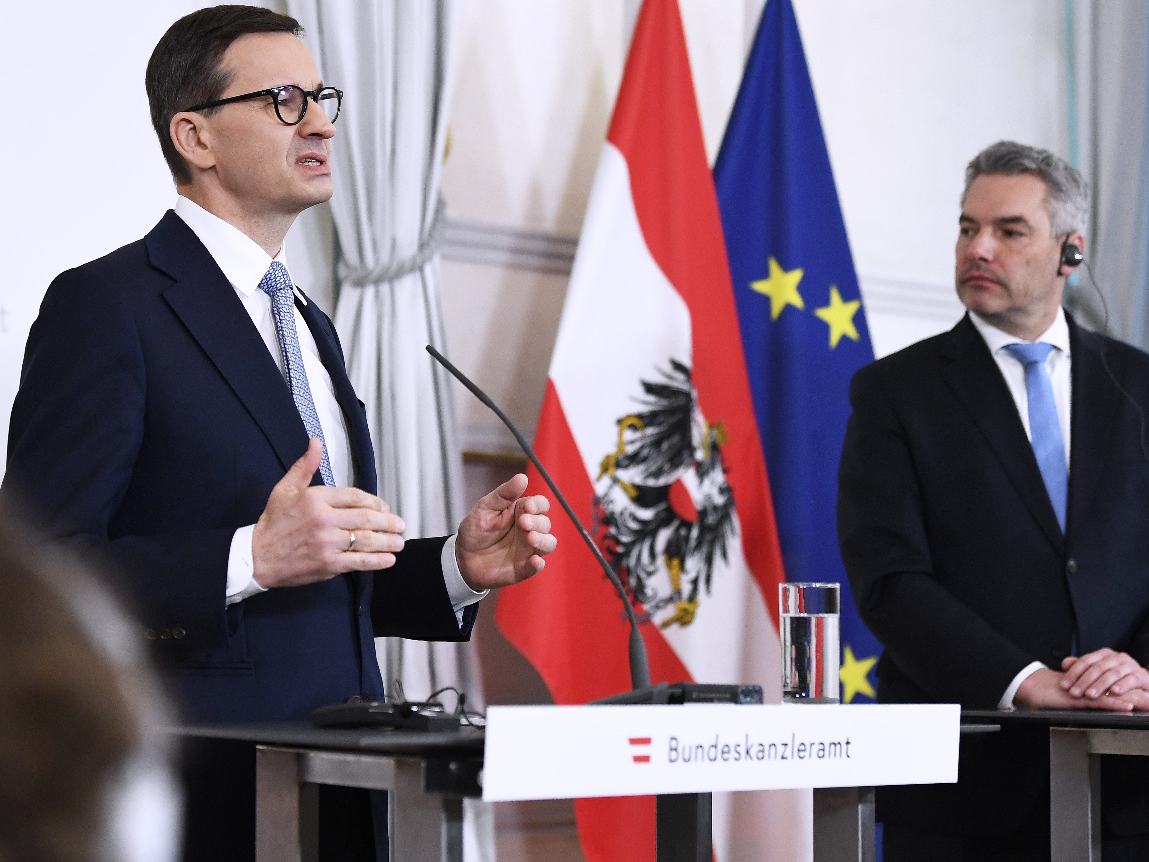 Polen: Entscheidung über Kampfflugzeuge liegt in NATO-Hand. Polen: Entscheidung über Kampfflugzeuge liegt in NATO-Hand.