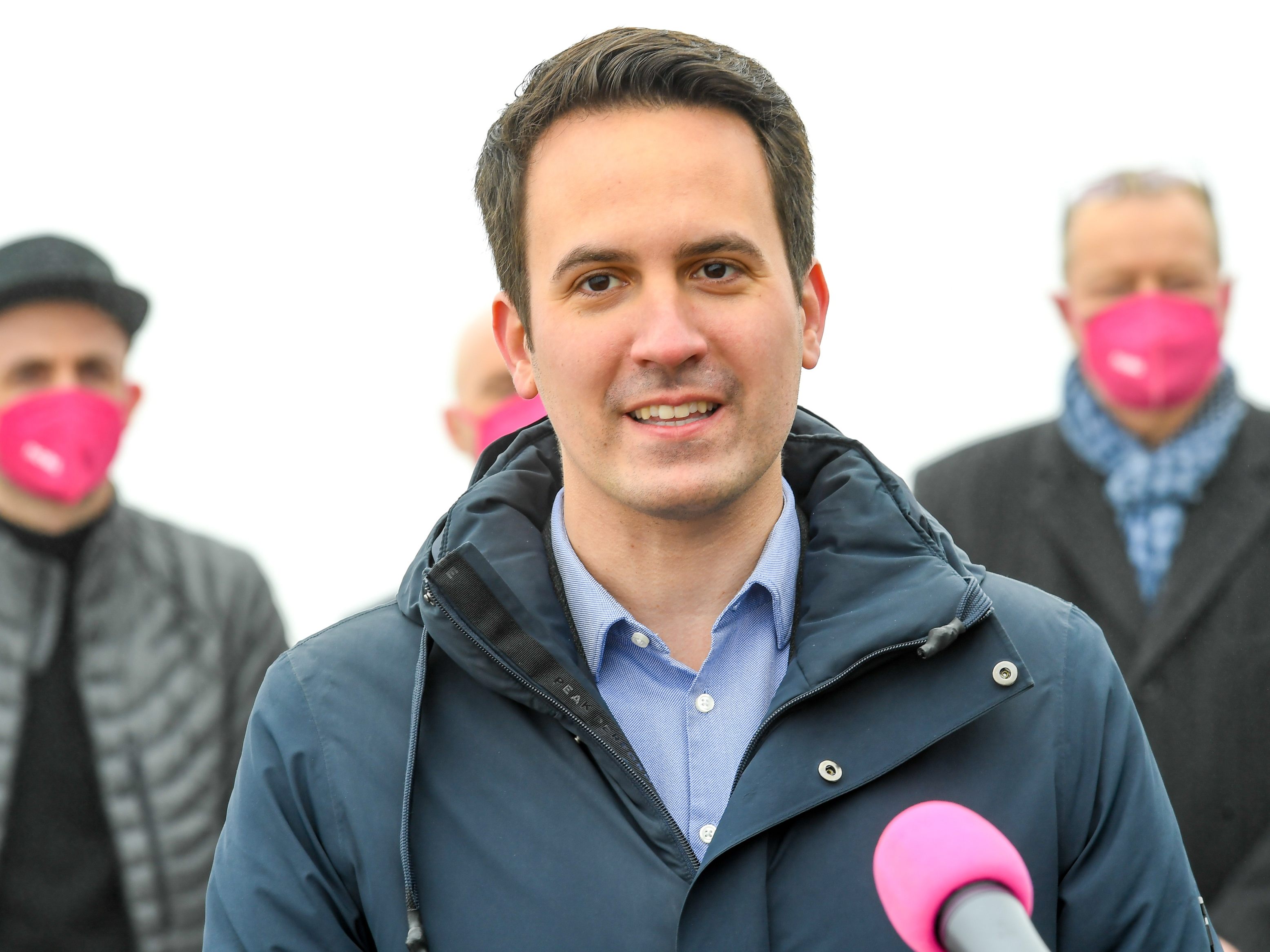 Vizebürgermeister Christoph Wiederkehr (NEOS) ist zufrieden mit dem Impffortschritt gegen das Coronavirus an Wiener Volksschulen. Vizebürgermeister Christoph Wiederkehr (NEOS) ist zufrieden mit dem Impffortschritt gegen das Coronavirus an Wiener Volksschulen.