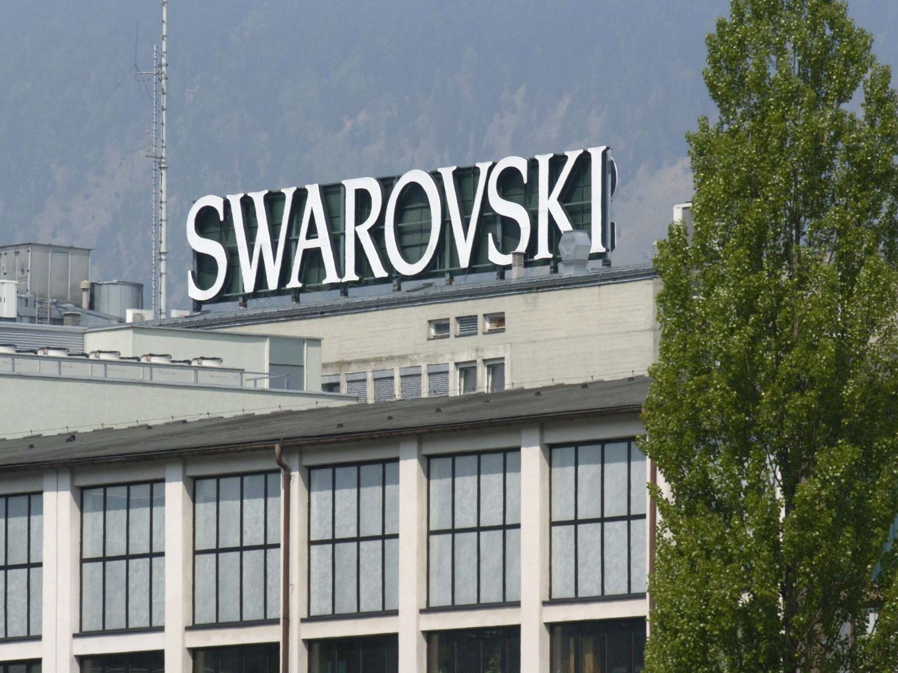 Swarovski schließt die Boutiquen in Russland und stoppt Lieferungen. Swarovski schließt die Boutiquen in Russland und stoppt Lieferungen.