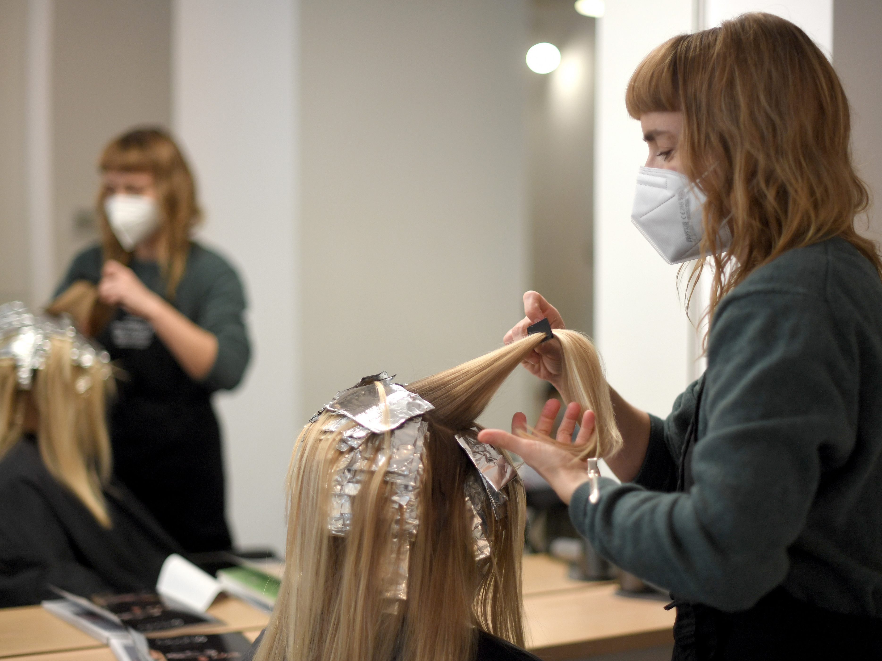 Friseure erhalten um 3,5 Prozent mehr Lohn.