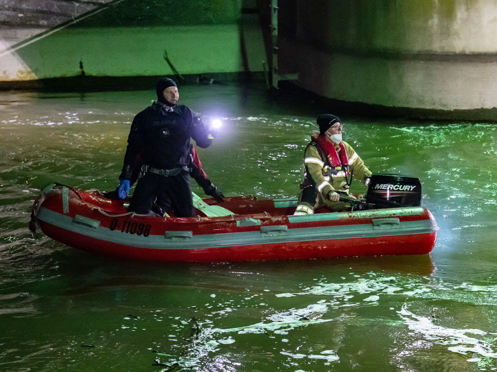 Der 33-Jährige starb beim Versuch, seine in den Kanal gestürzte Begleiterin zu retten. Der 33-Jährige starb beim Versuch, seine in den Kanal gestürzte Begleiterin zu retten.