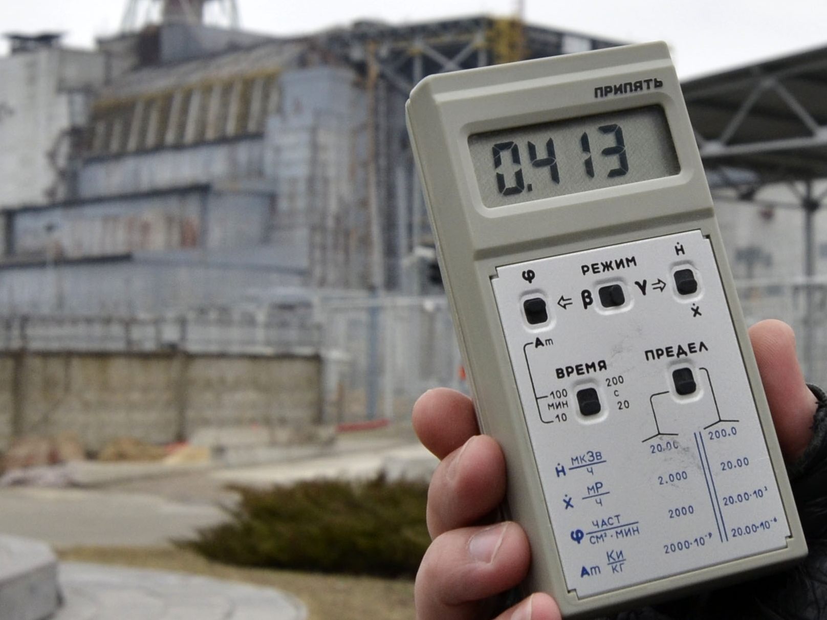 Ein Geigenzähler misst die Radioaktivität vor dem ehemaligen Atomkraftwerk Tschernobyl in der Ukraine.